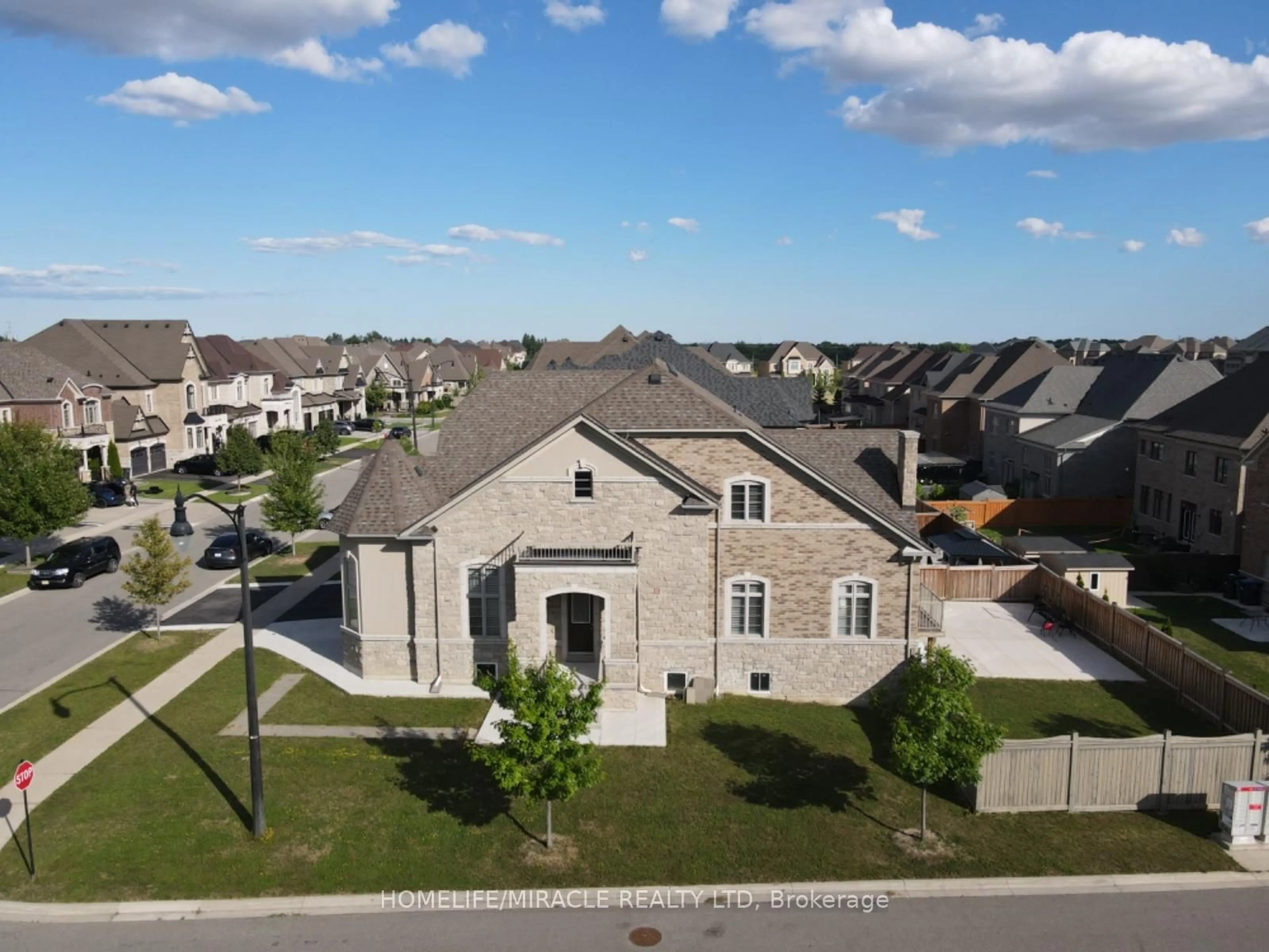 A pic from outside/outdoor area/front of a property/back of a property/a pic from drone, street for 6 Belladonna Circ, Brampton Ontario L6P 4B9