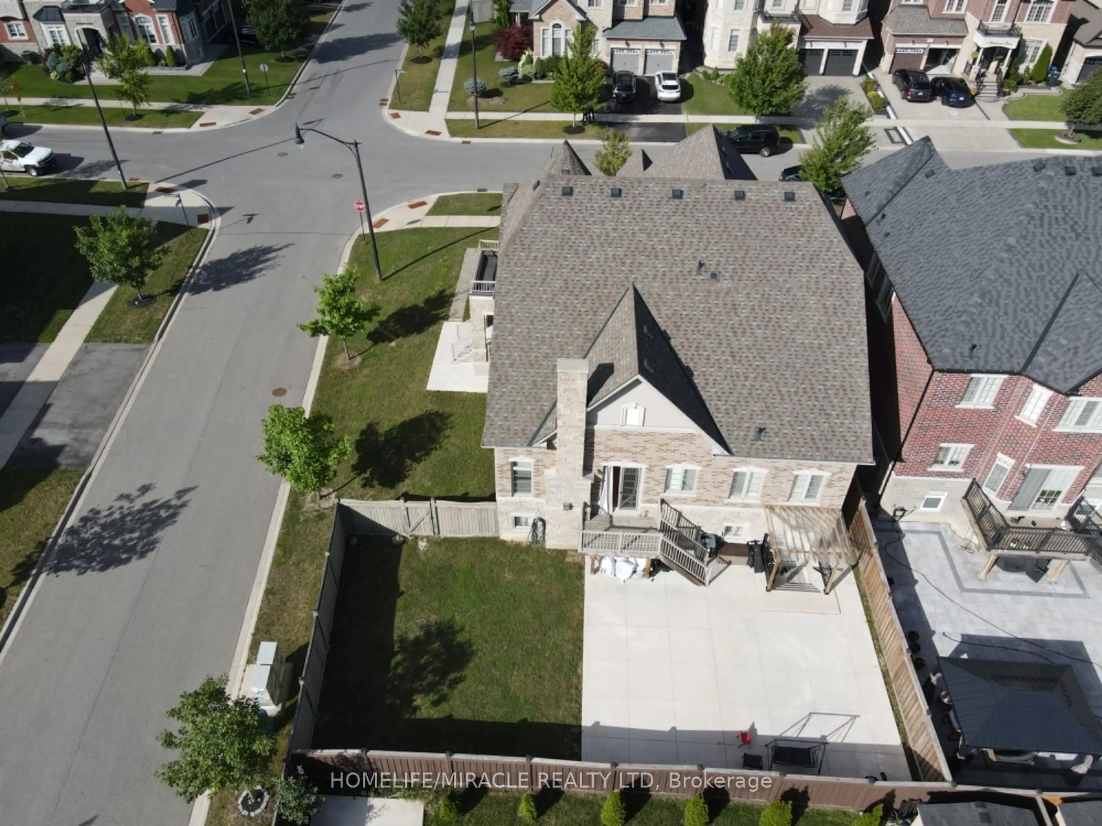 A pic from outside/outdoor area/front of a property/back of a property/a pic from drone, street for 6 Belladonna Circ, Brampton Ontario L6P 4B9