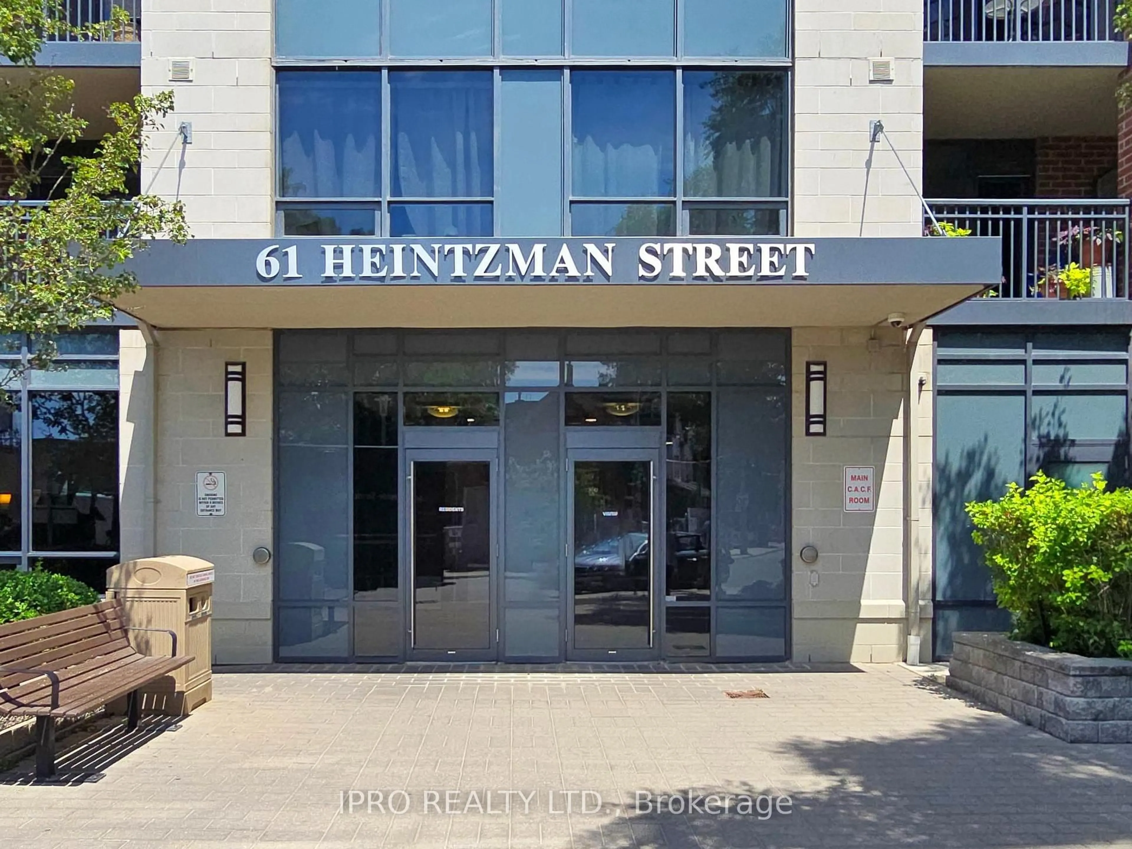 Indoor foyer for 61 Heintzman St #816, Toronto Ontario M6P 5A2