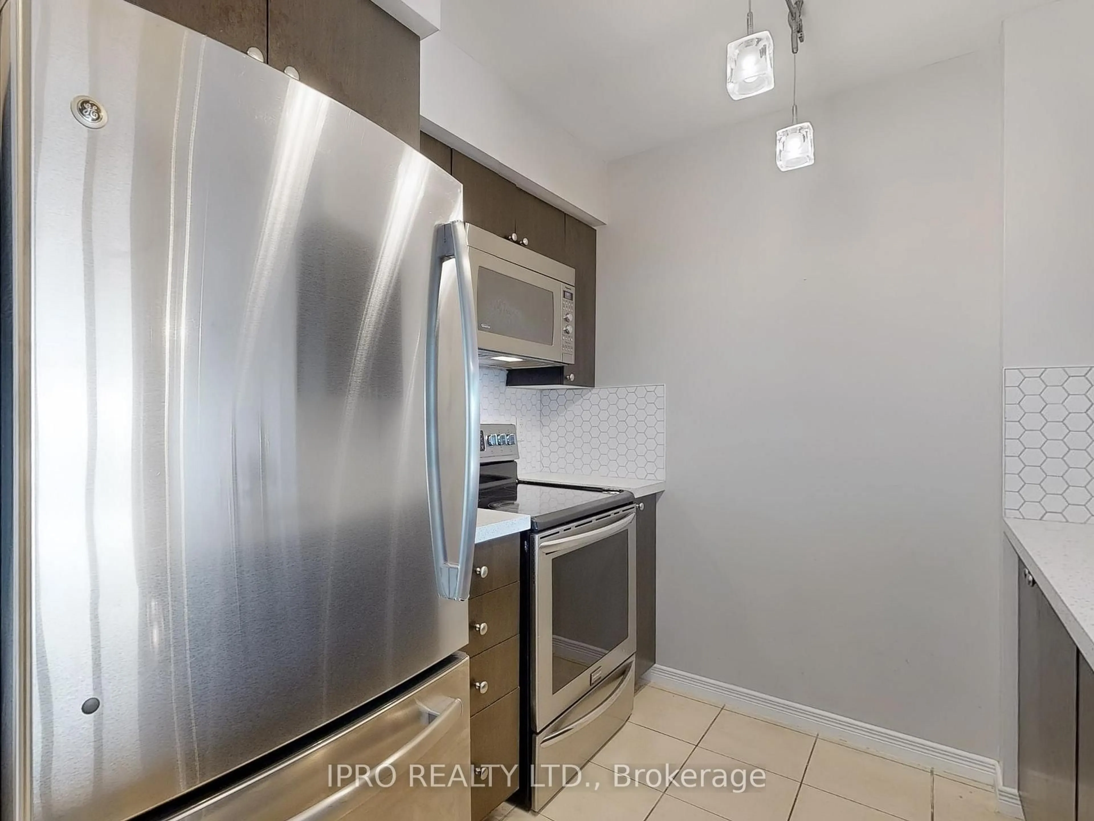 Standard kitchen, unknown for 61 Heintzman St #816, Toronto Ontario M6P 5A2