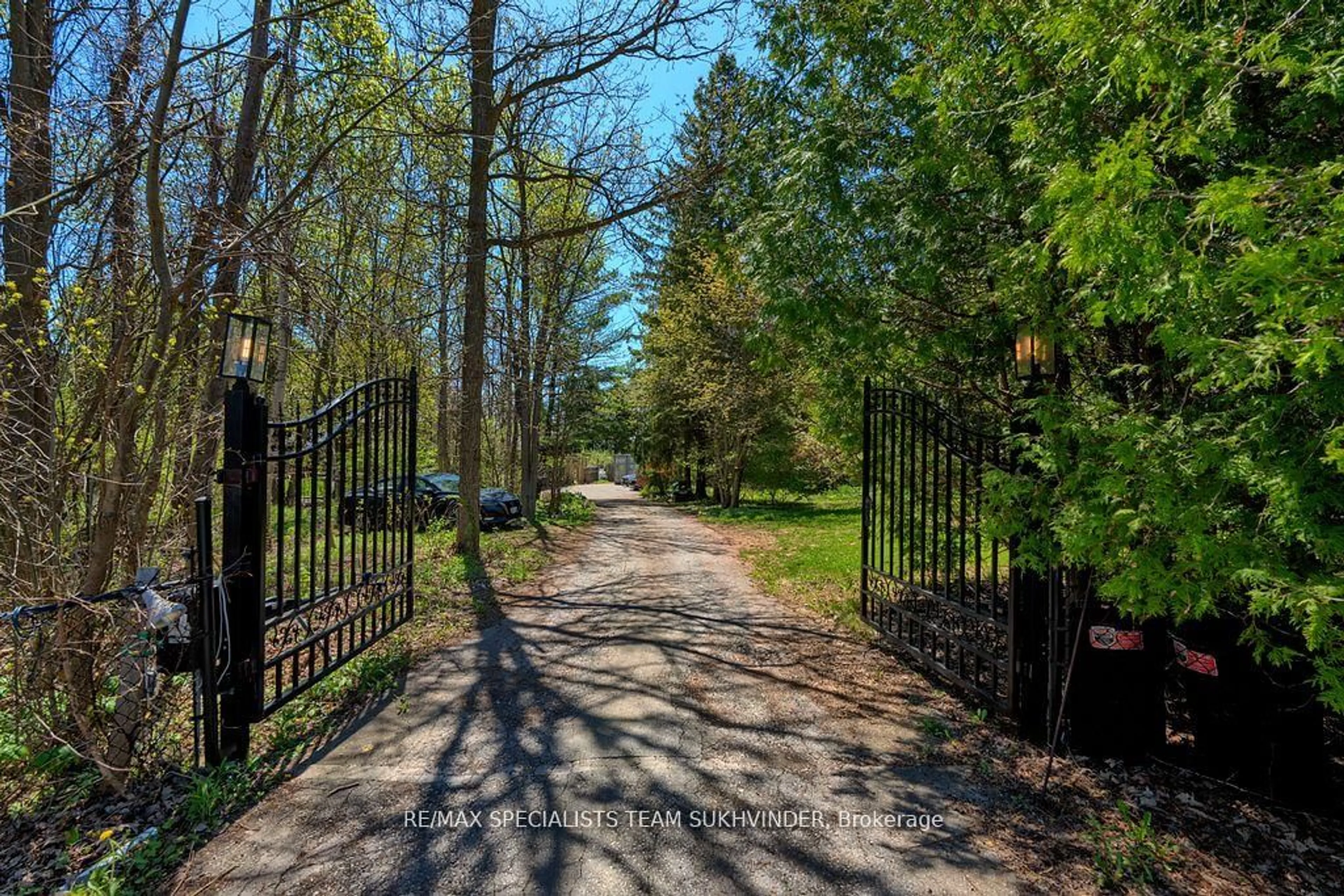 A pic from outside/outdoor area/front of a property/back of a property/a pic from drone, forest/trees view for 6660 Appleby Line, Burlington Ontario L7M 0P7