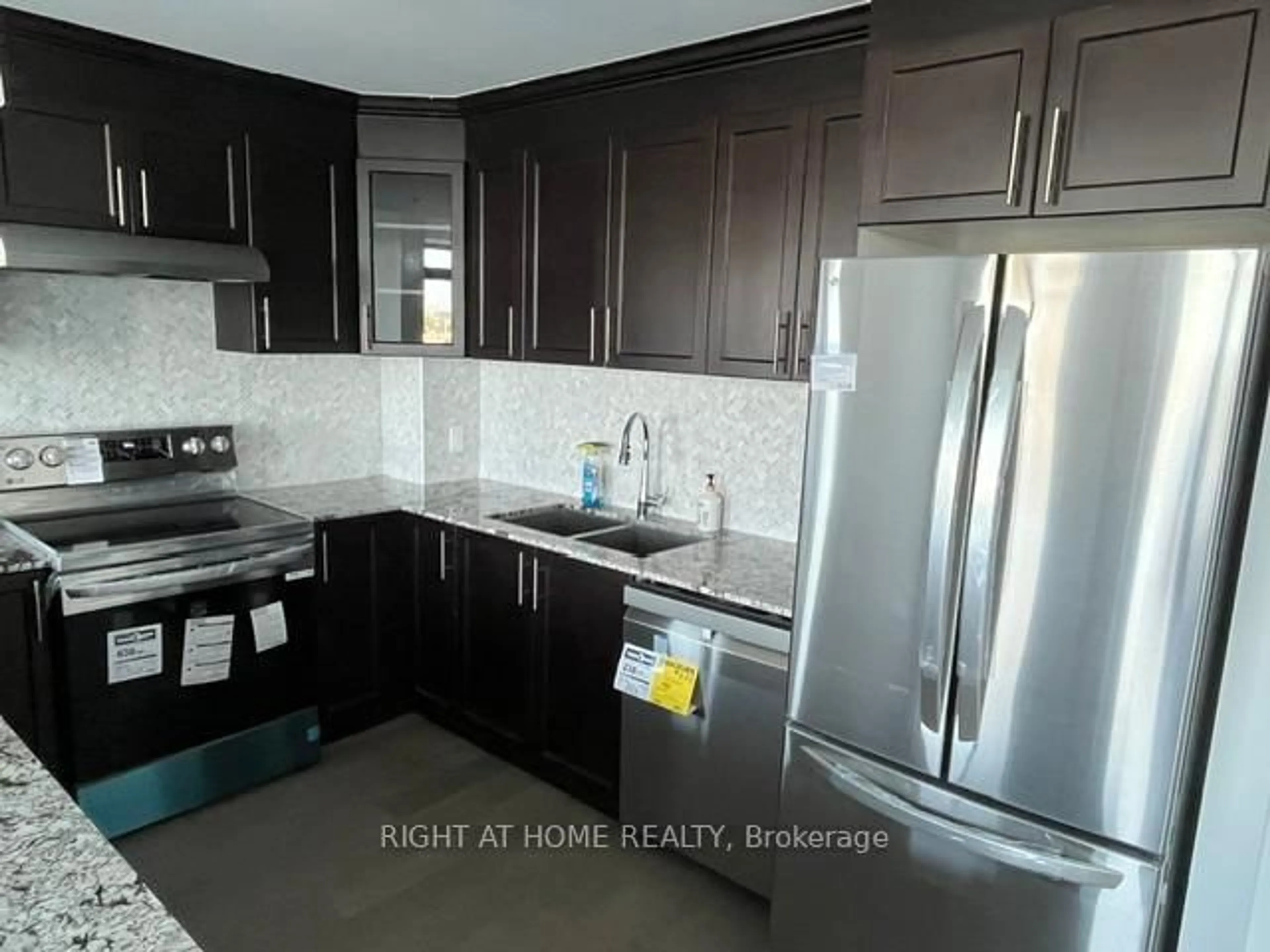 Unknown for 2522 Keele St #803, Toronto Ontario M6L 0A2