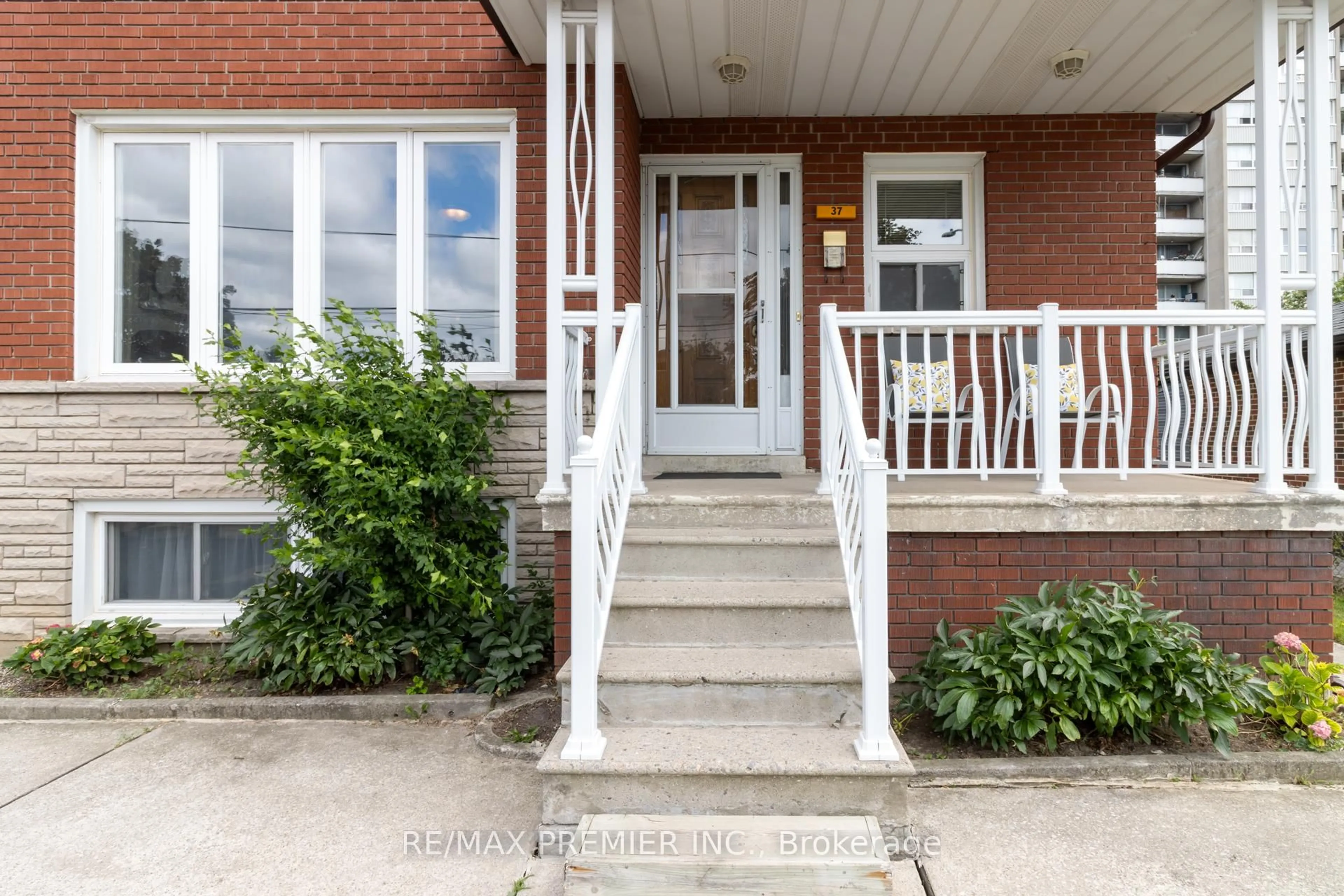 Indoor entryway for 37 Victory Dr, Toronto Ontario M3M 2J5