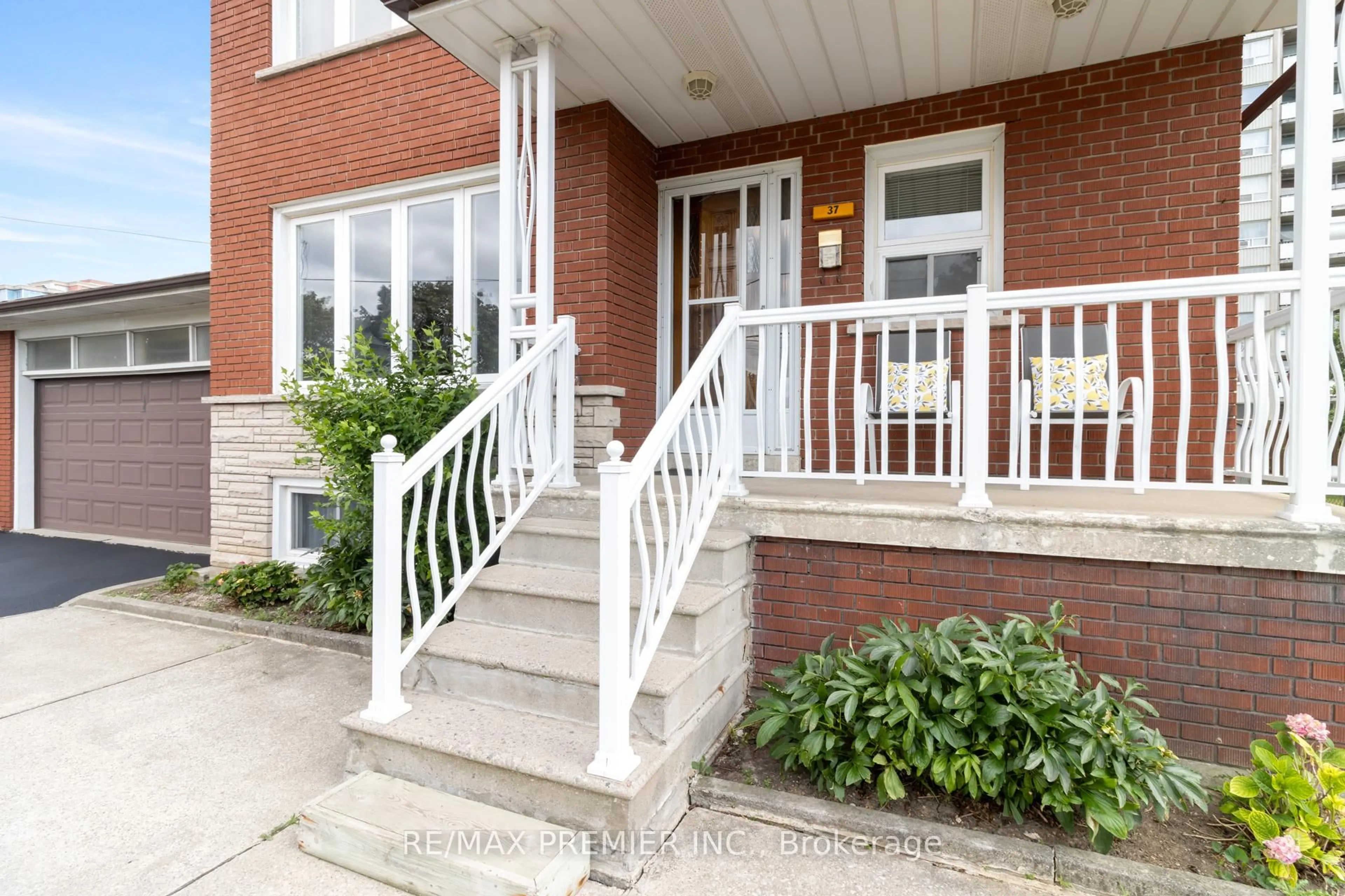 Indoor entryway for 37 Victory Dr, Toronto Ontario M3M 2J5