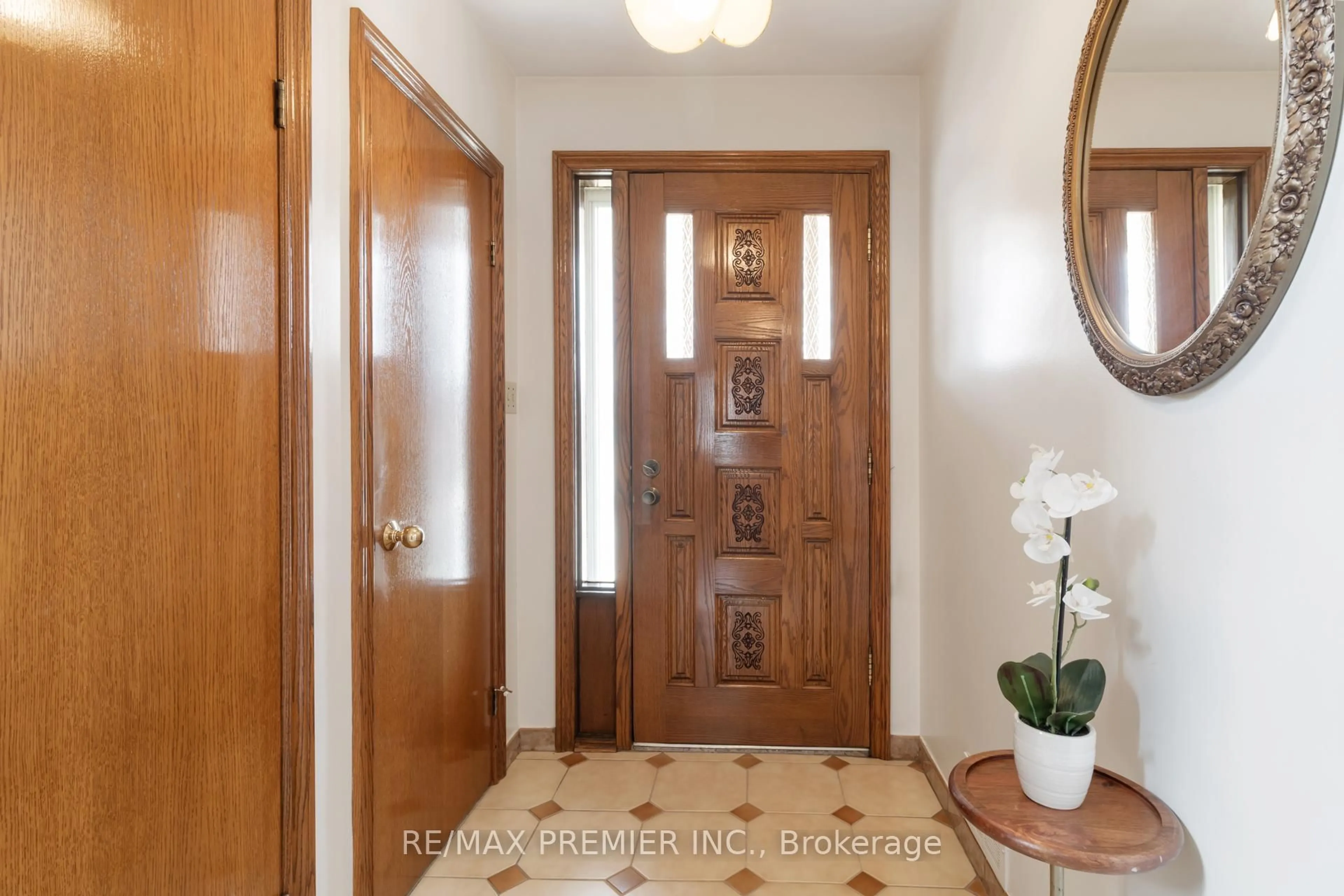 Indoor entryway for 37 Victory Dr, Toronto Ontario M3M 2J5