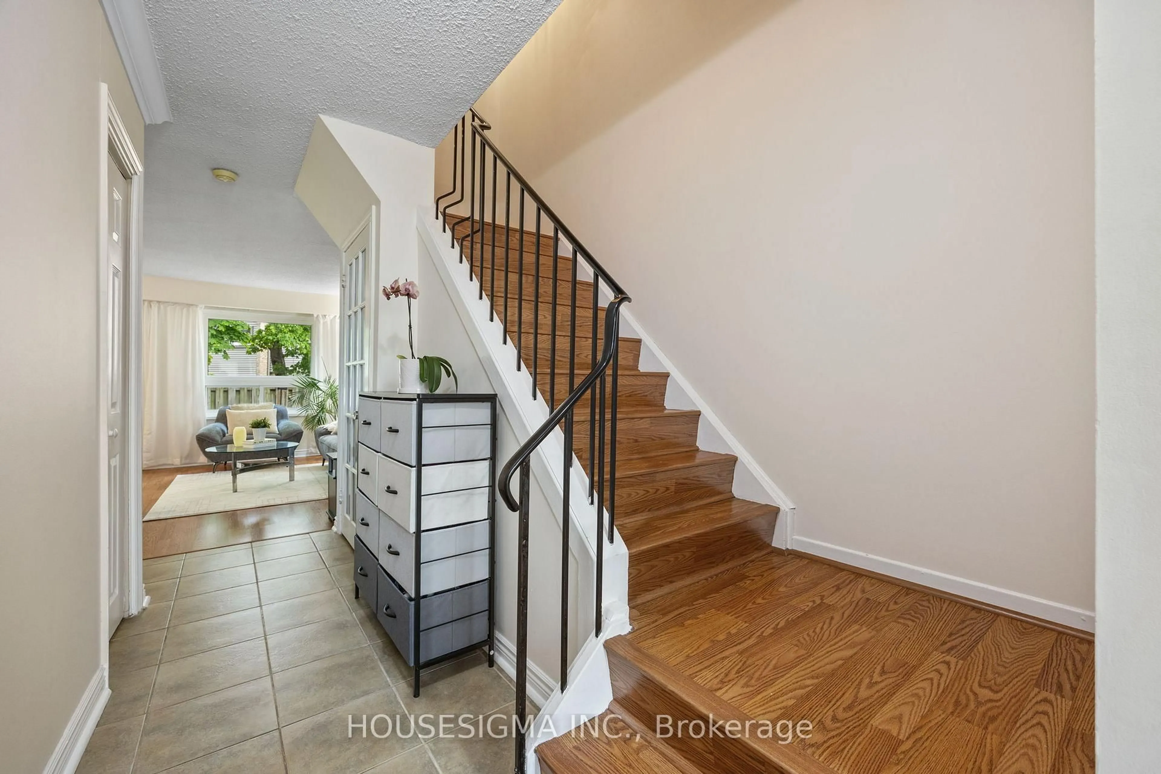 Indoor entryway for 2315 Bromsgrove Rd #101, Mississauga Ontario L5J 4A6