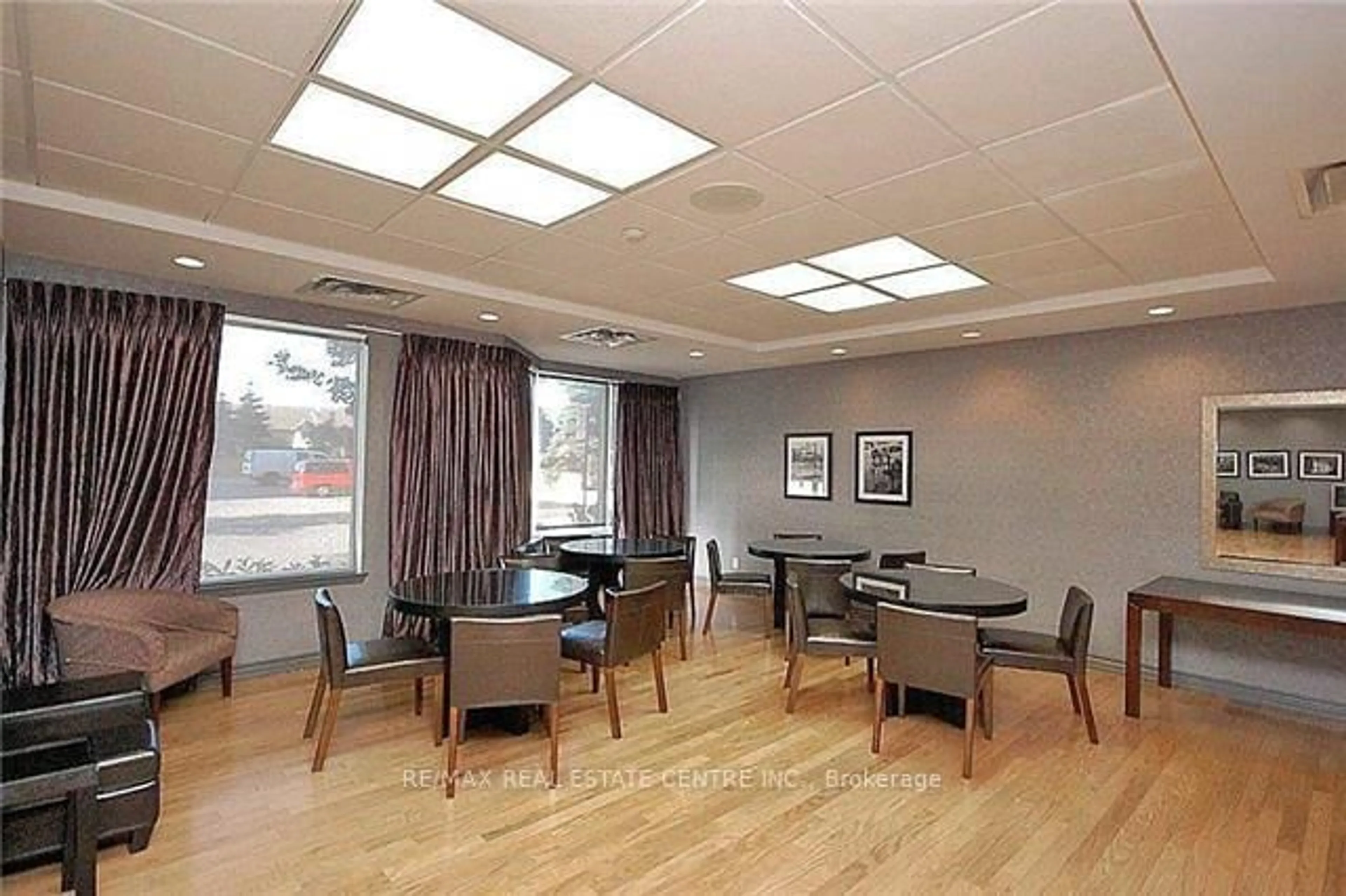 Dining room, wood/laminate floor for 135 Hillcrest Ave, Mississauga Ontario L5B 4B1