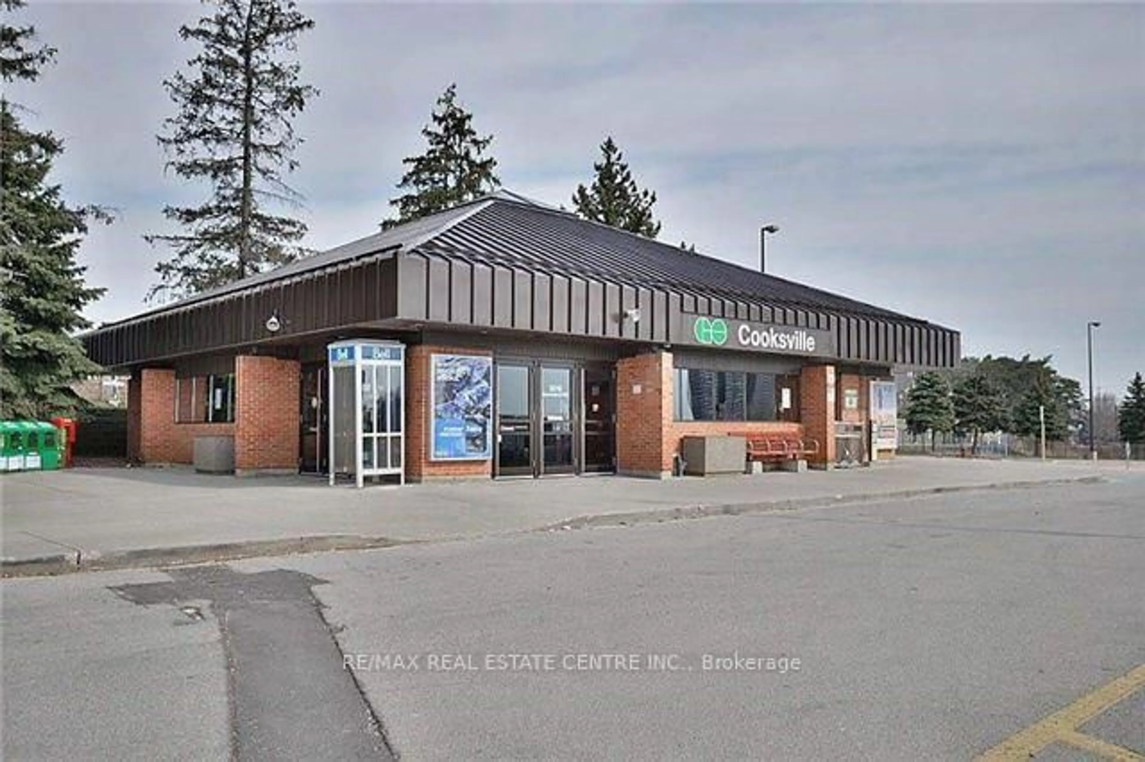 Indoor foyer for 135 Hillcrest Ave, Mississauga Ontario L5B 4B1