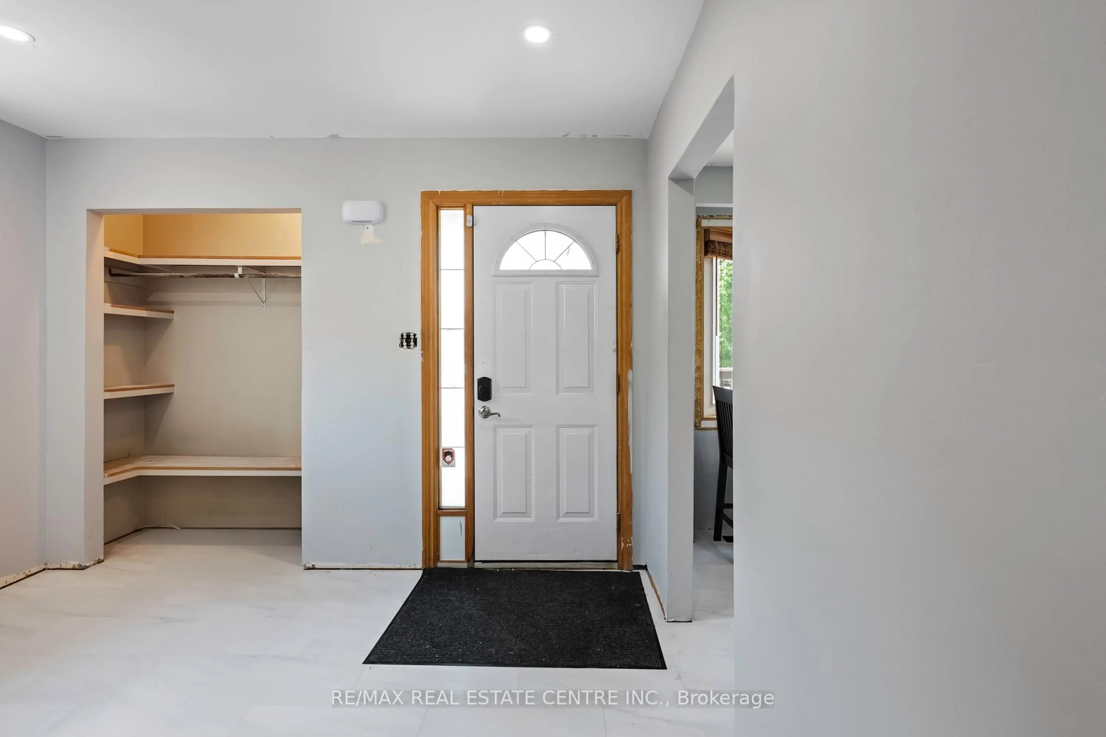 Indoor entryway for 48 Oxford St, Orangeville Ontario L9W 3P6
