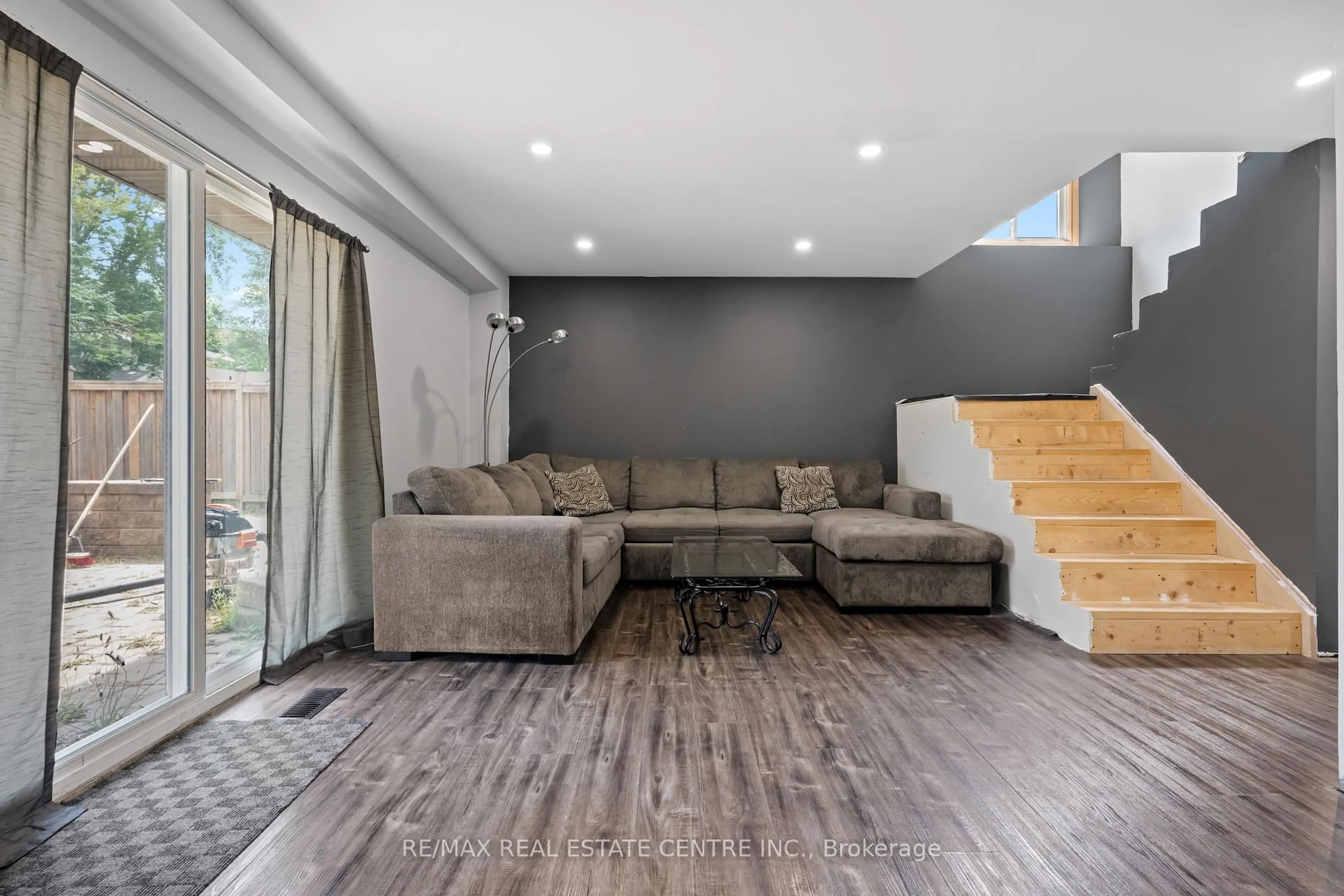 Living room with furniture, unknown for 48 Oxford St, Orangeville Ontario L9W 3P6