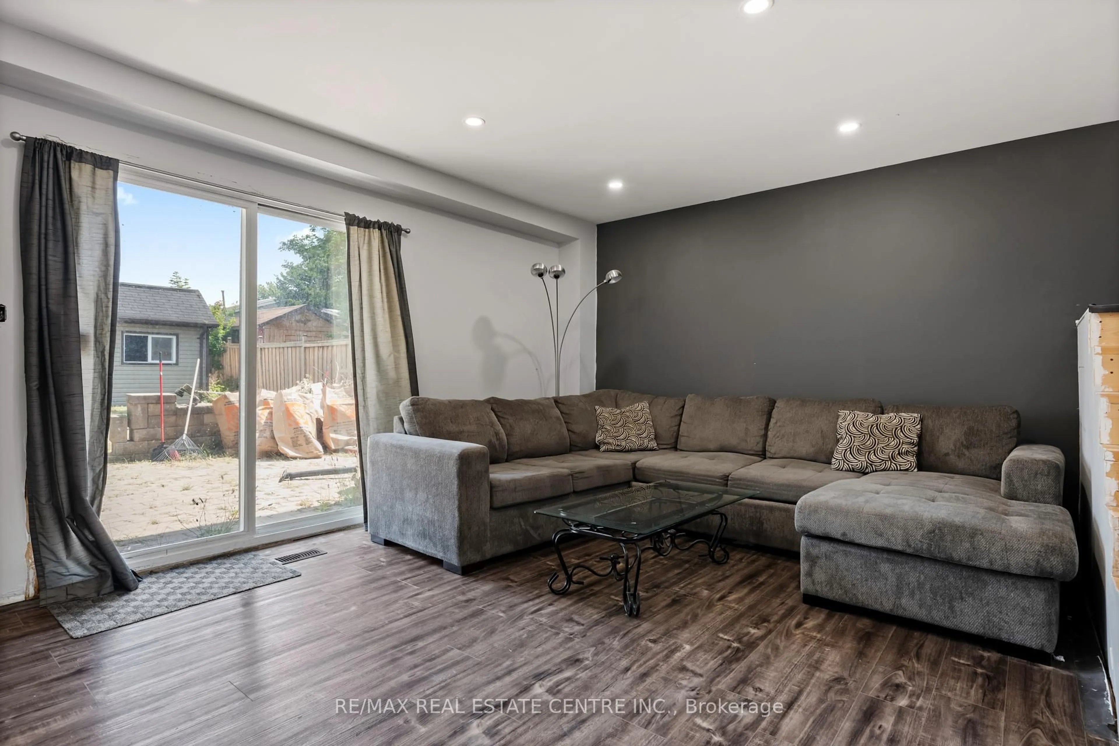 Living room with furniture, unknown for 48 Oxford St, Orangeville Ontario L9W 3P6