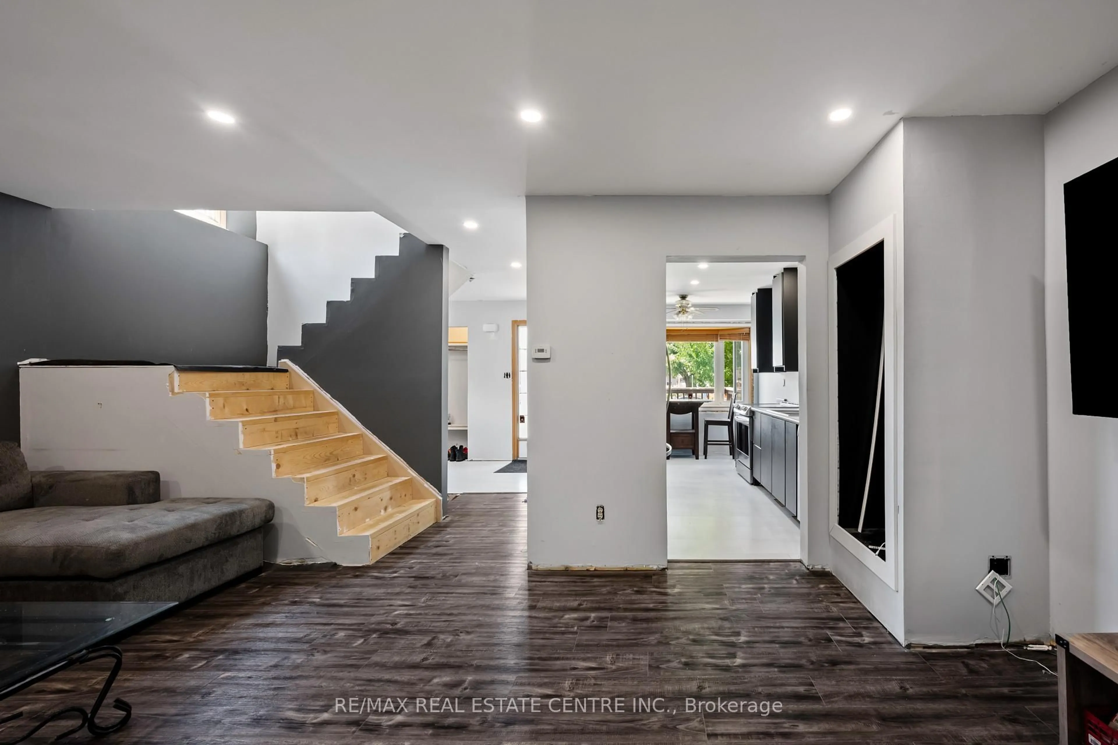 Indoor entryway for 48 Oxford St, Orangeville Ontario L9W 3P6