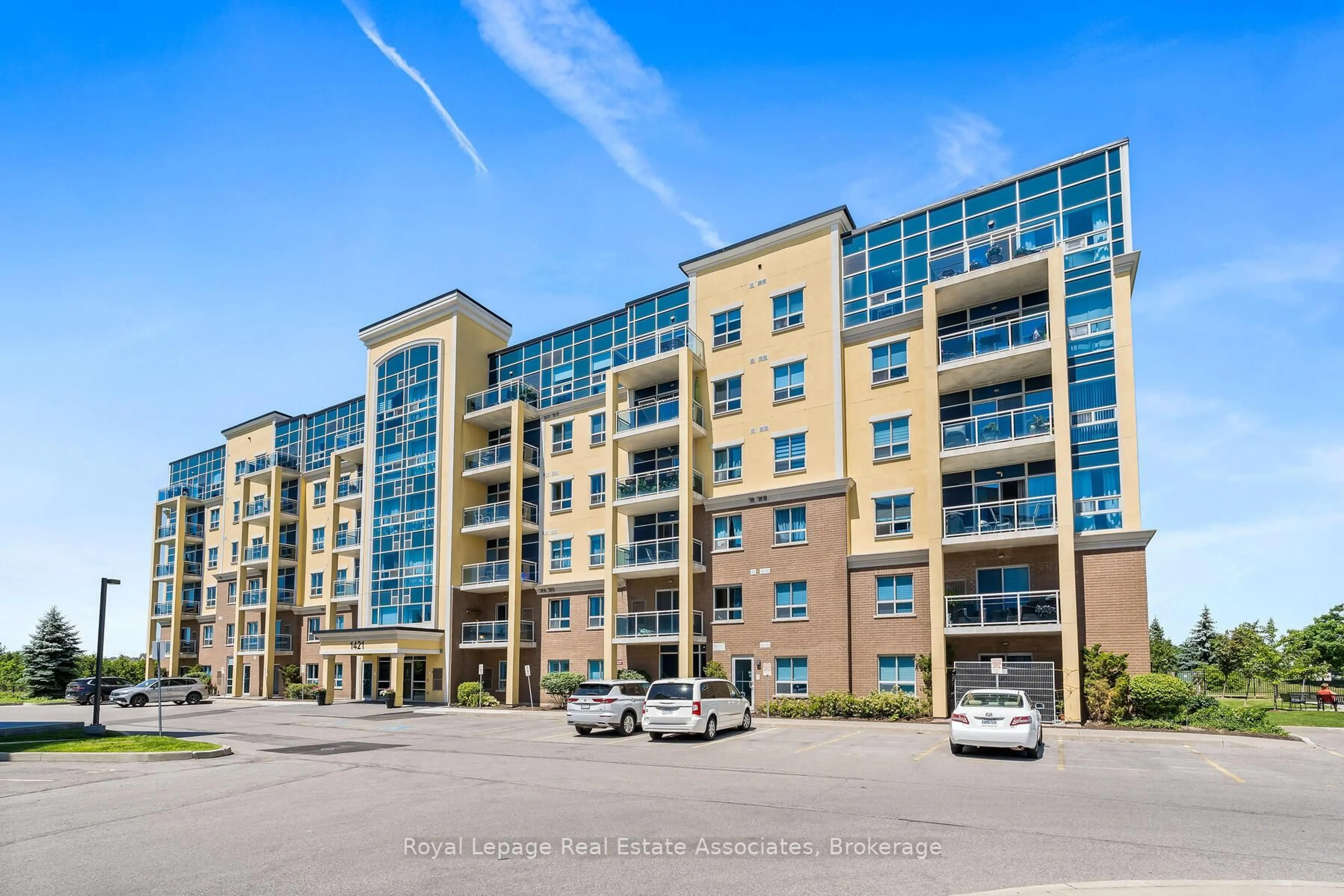 A pic from outside/outdoor area/front of a property/back of a property/a pic from drone, building for 1421 Costigan Rd #614, Milton Ontario L9T 2N4