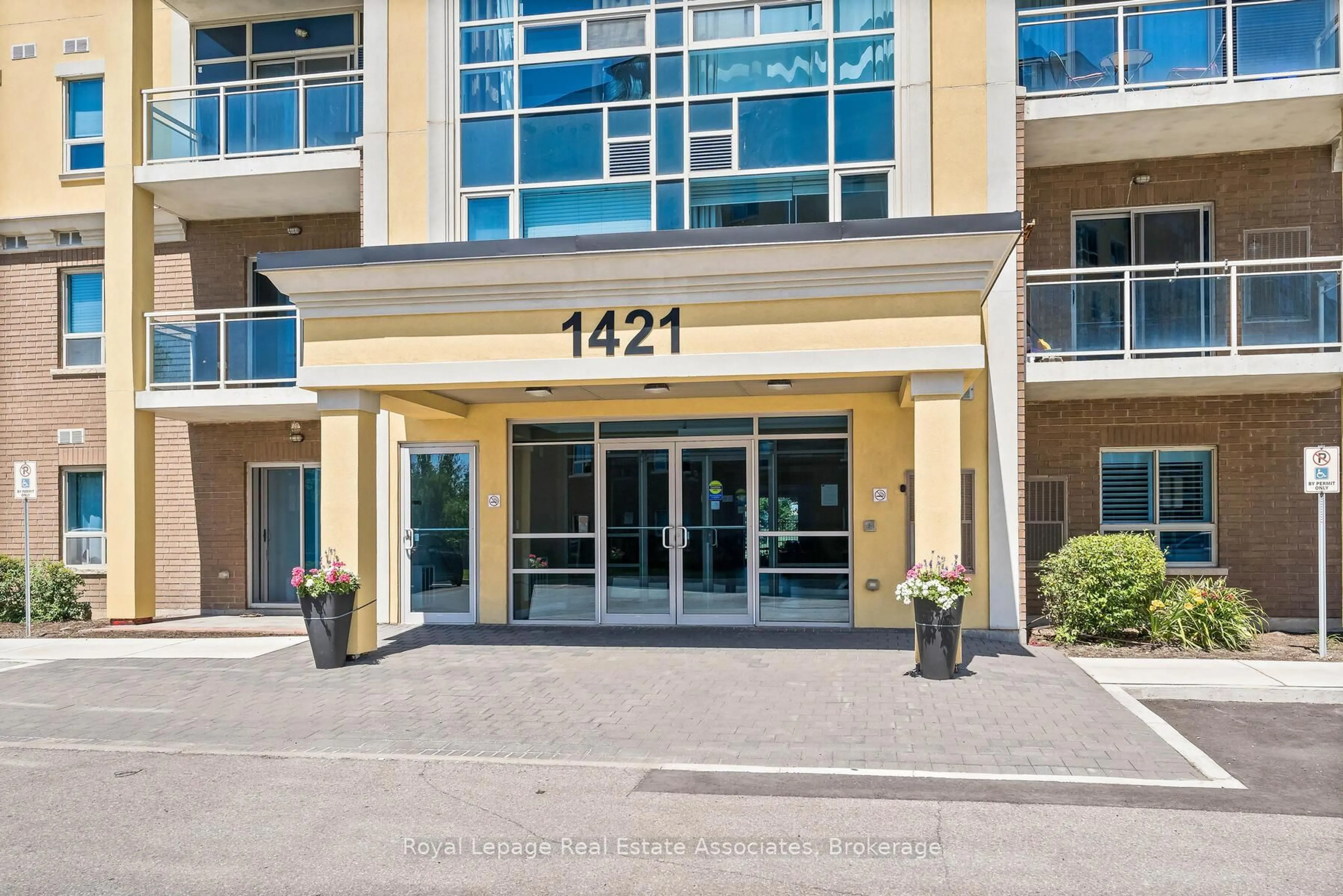 Indoor foyer for 1421 Costigan Rd #614, Milton Ontario L9T 2N4