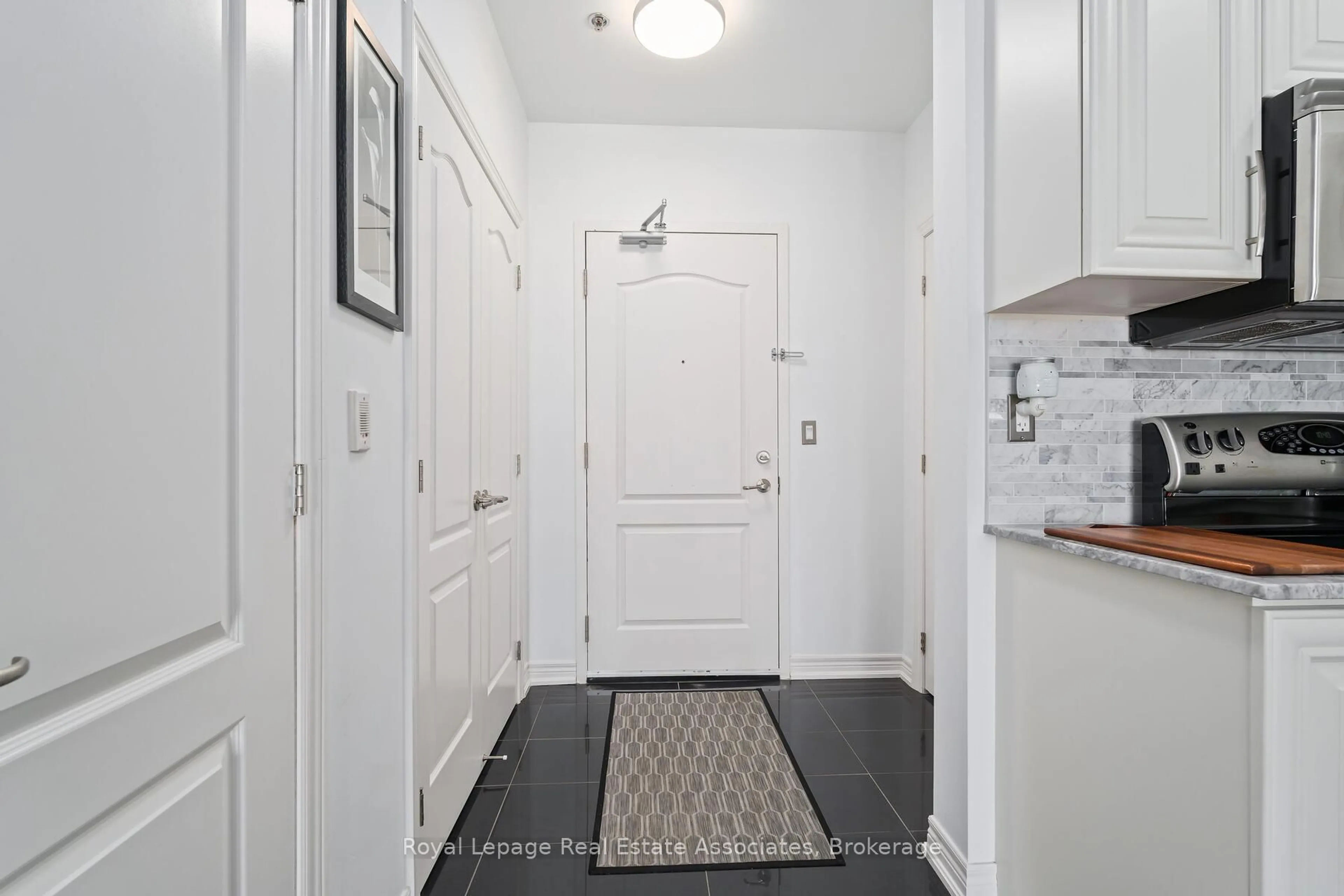 Indoor entryway for 1421 Costigan Rd #614, Milton Ontario L9T 2N4
