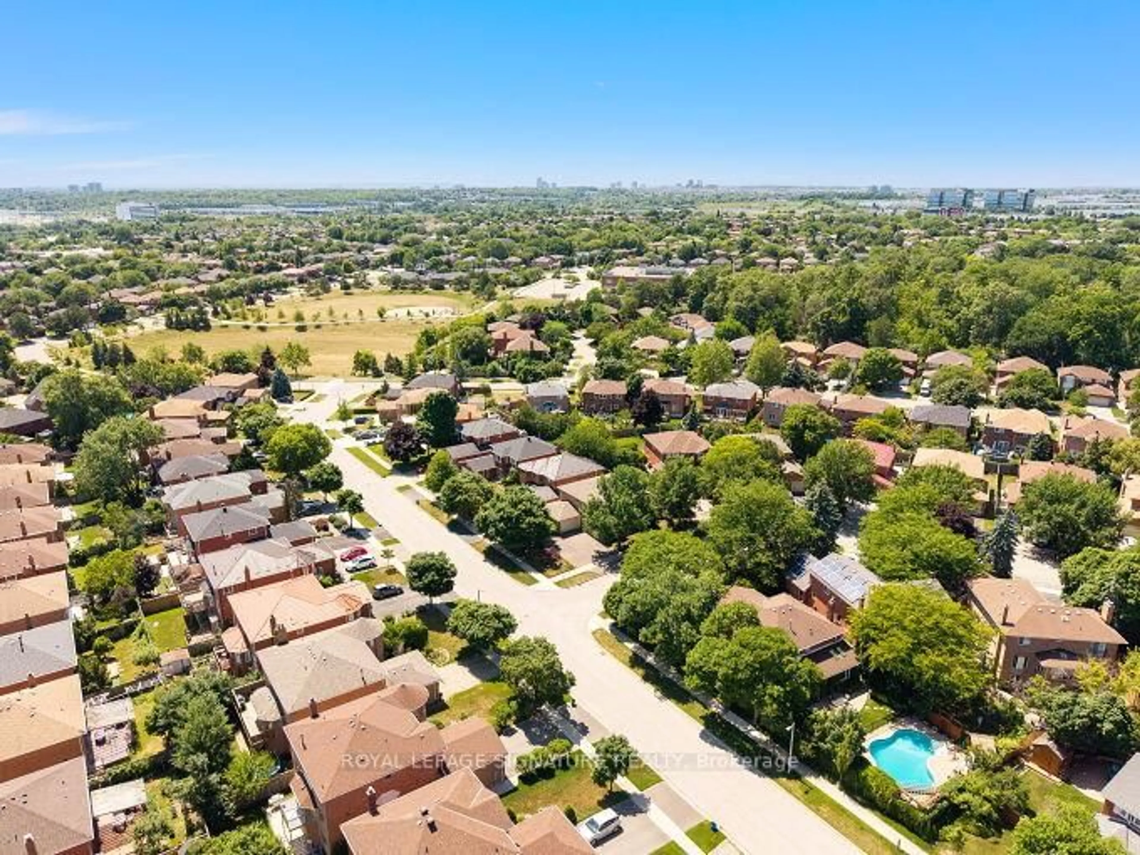 A pic from outside/outdoor area/front of a property/back of a property/a pic from drone, unknown for 2921 Caradoc Lane, Oakville Ontario L6J 6W4
