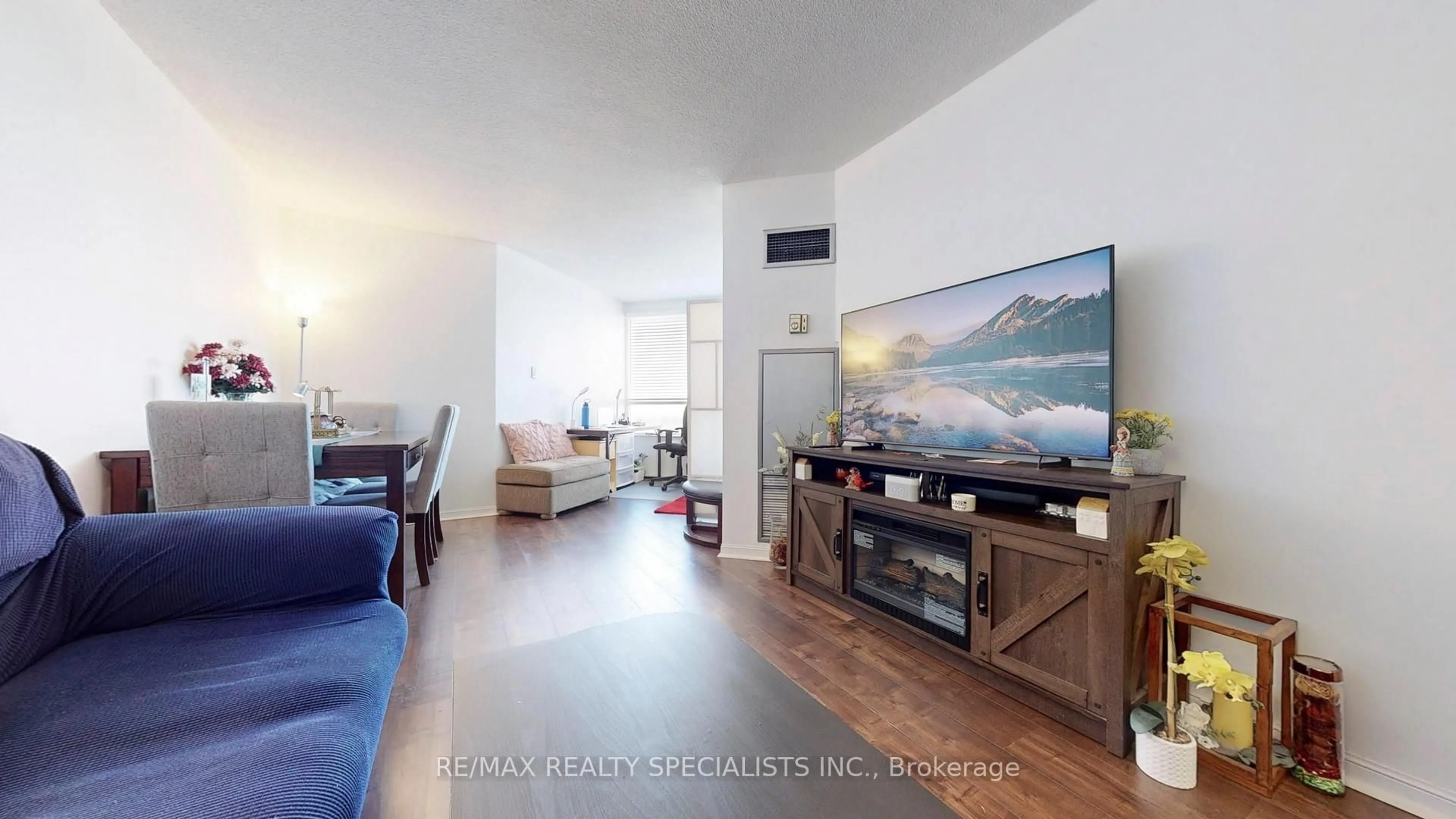 Living room with furniture, wood/laminate floor for 550 Webb Dr #2606, Mississauga Ontario L5B 3Y4