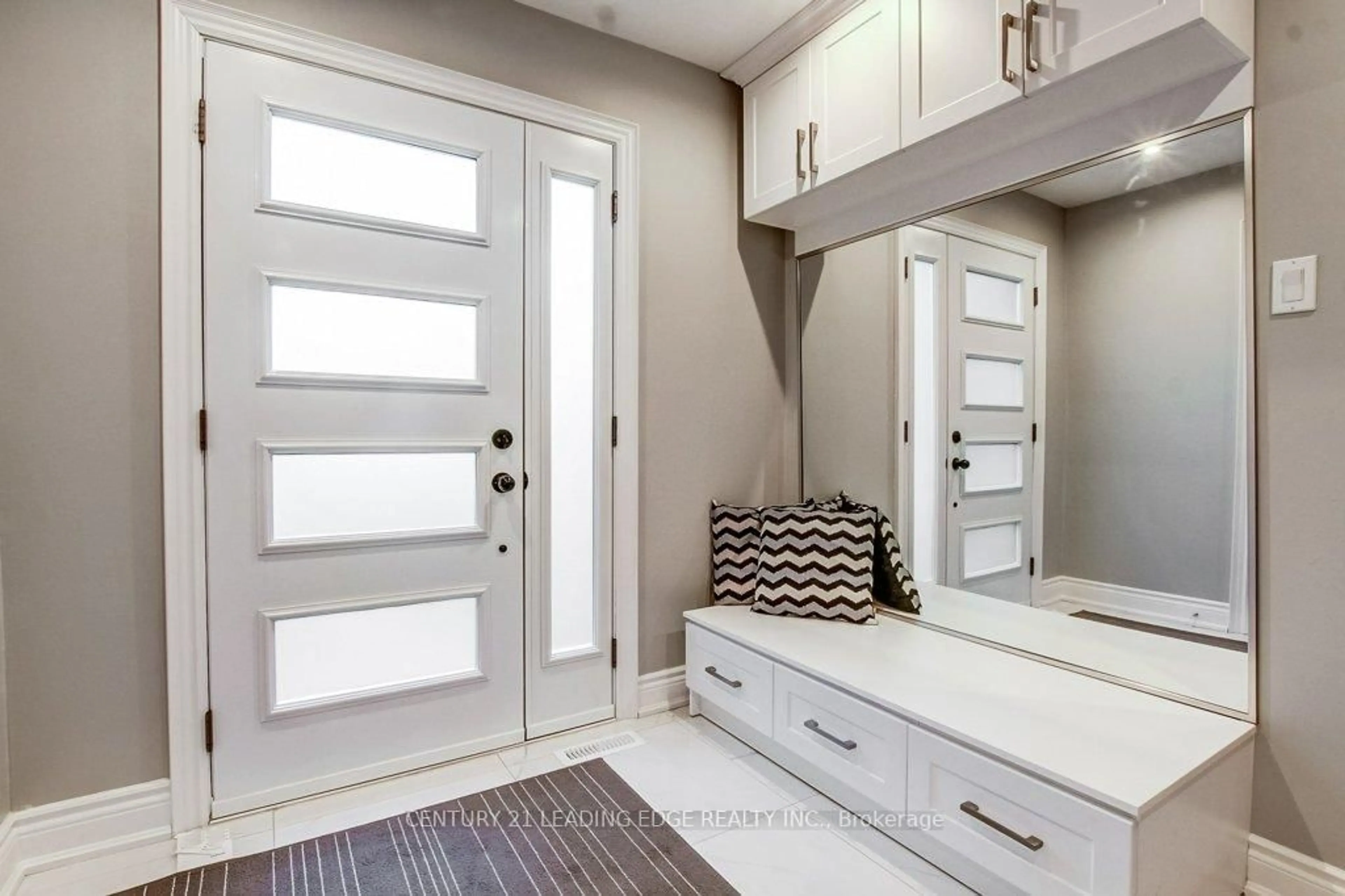 Indoor entryway for 3501 ASH ROW Cres, Mississauga Ontario L5L 1K3