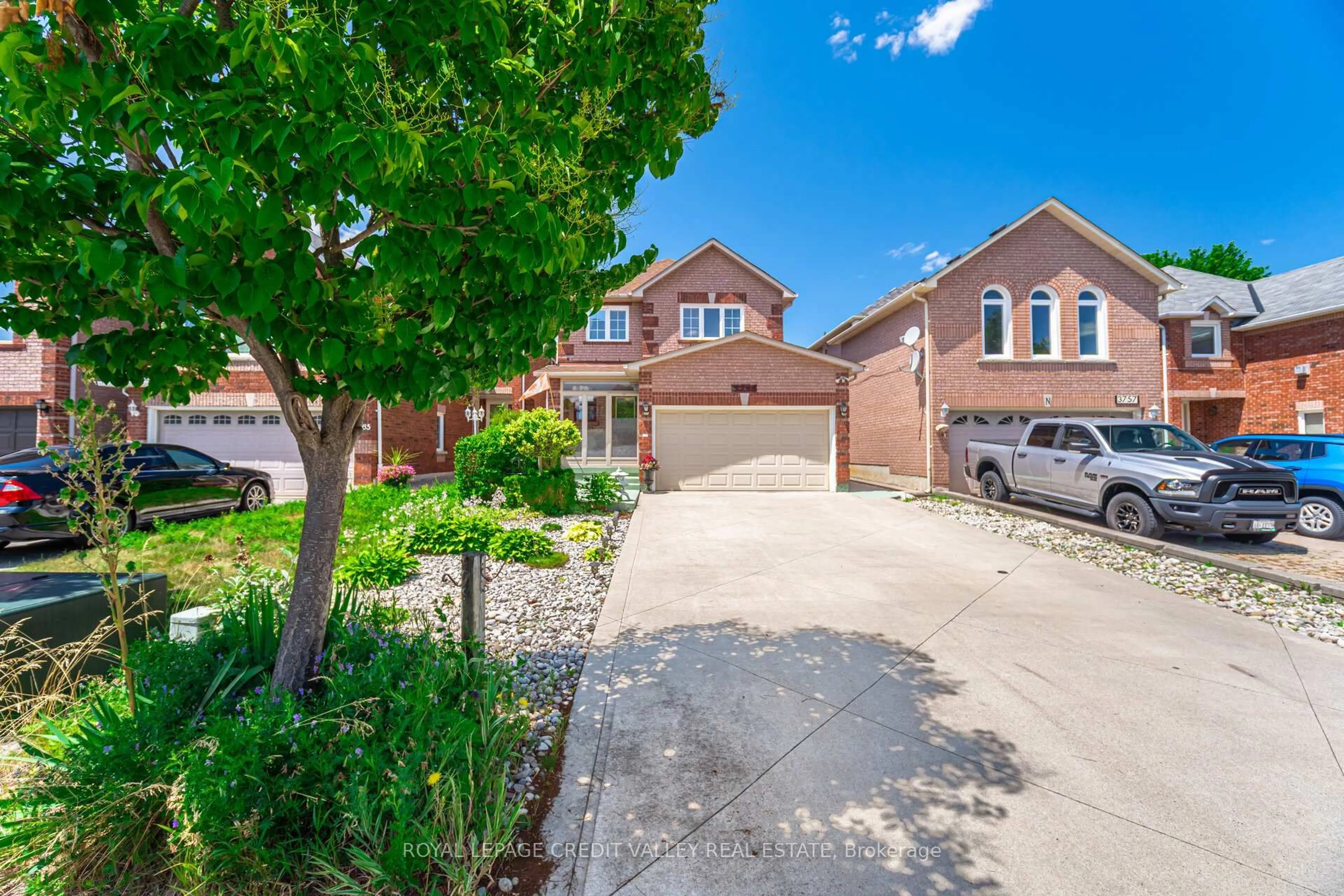 A pic from outside/outdoor area/front of a property/back of a property/a pic from drone, street for 3761 Althorpe Circ, Mississauga Ontario L5N 7G4