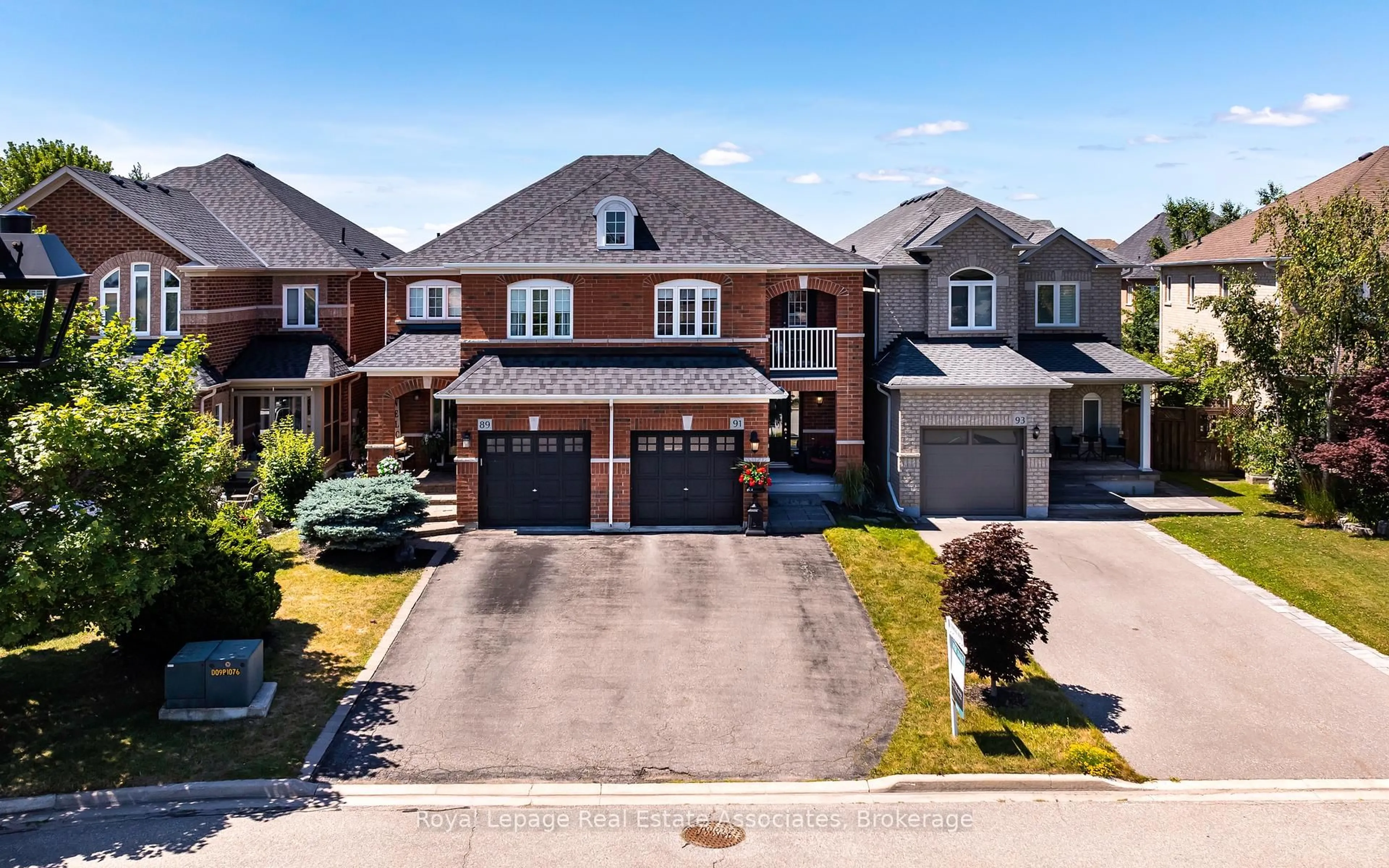 A pic from outside/outdoor area/front of a property/back of a property/a pic from drone, street for 91 Snowberry Cres, Halton Hills Ontario L7G 6M8