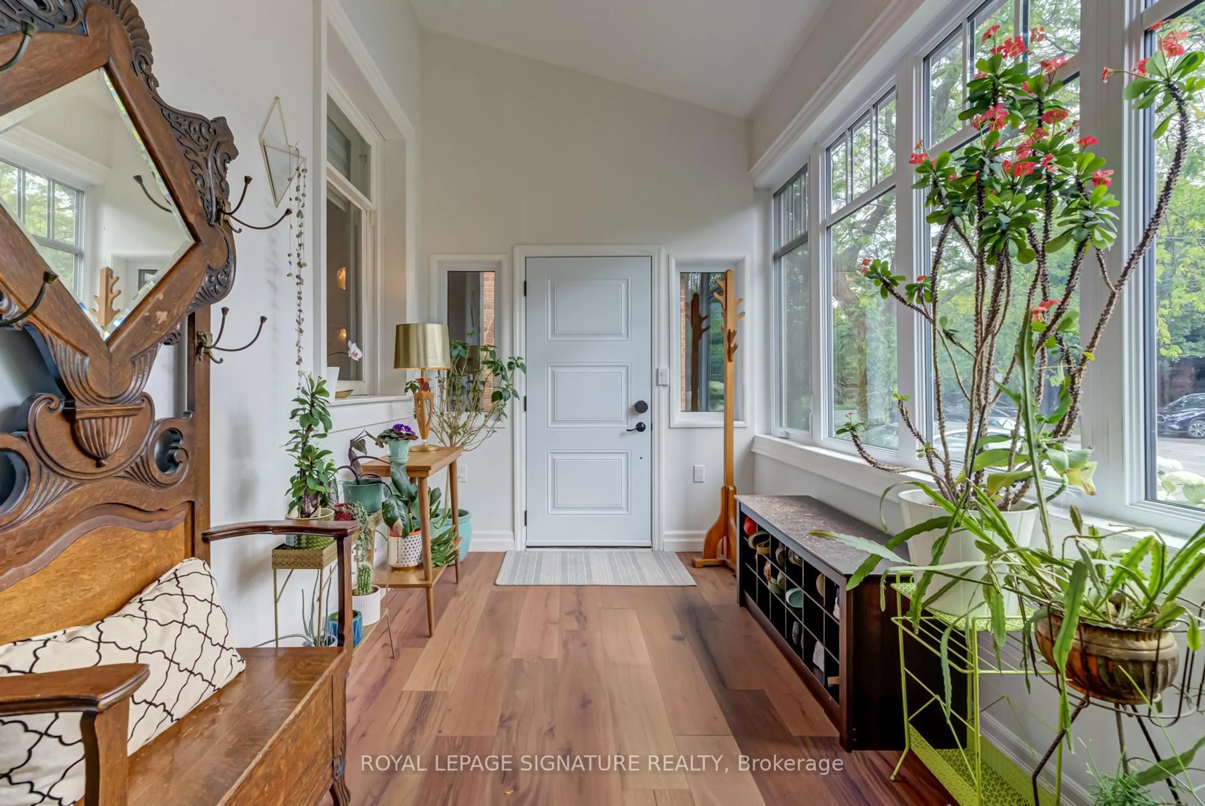 Indoor entryway for 81 Fourth St, Toronto Ontario M8V 2Y4