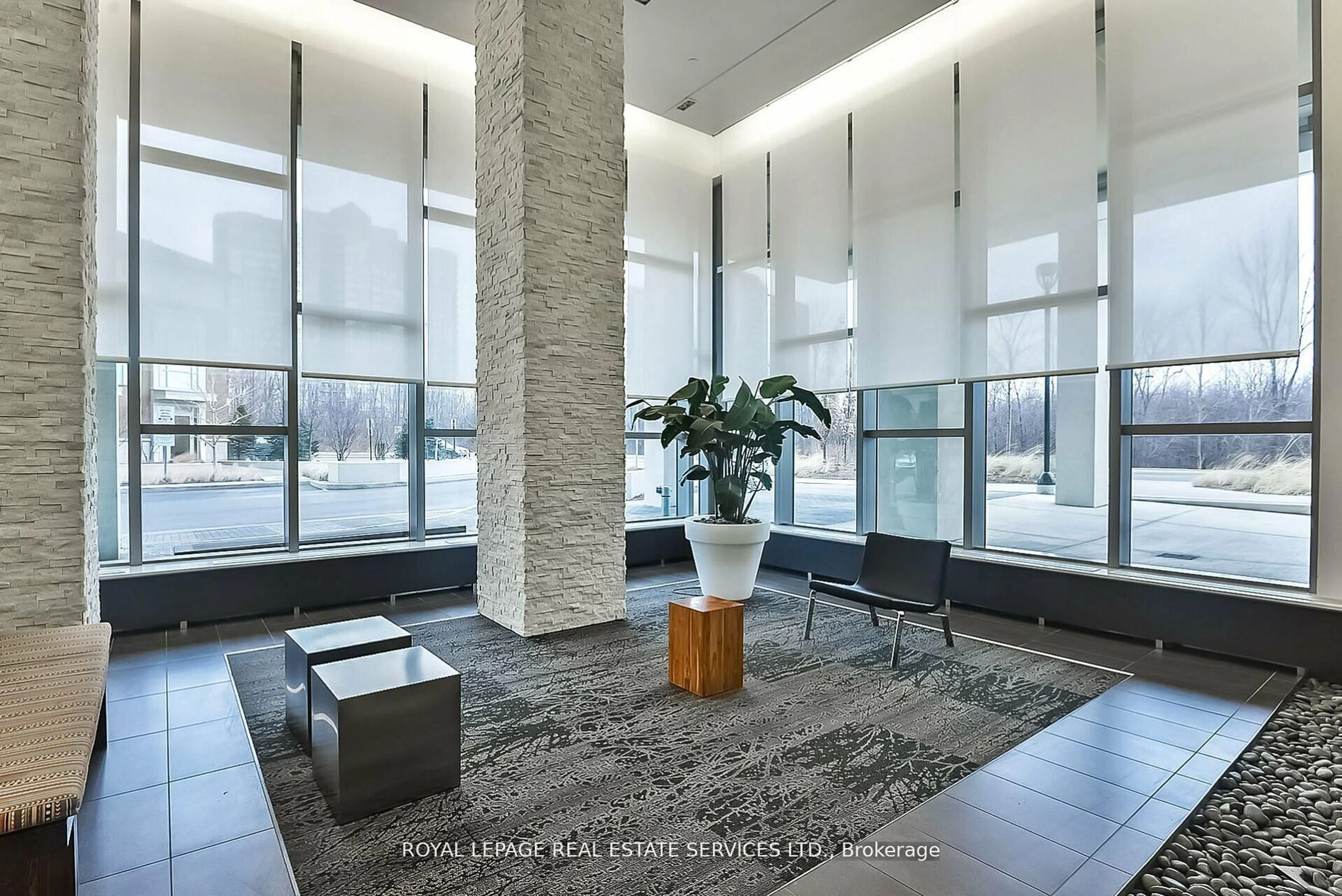 Indoor foyer for 360 Square One Dr #602, Mississauga Ontario L5B 0E6