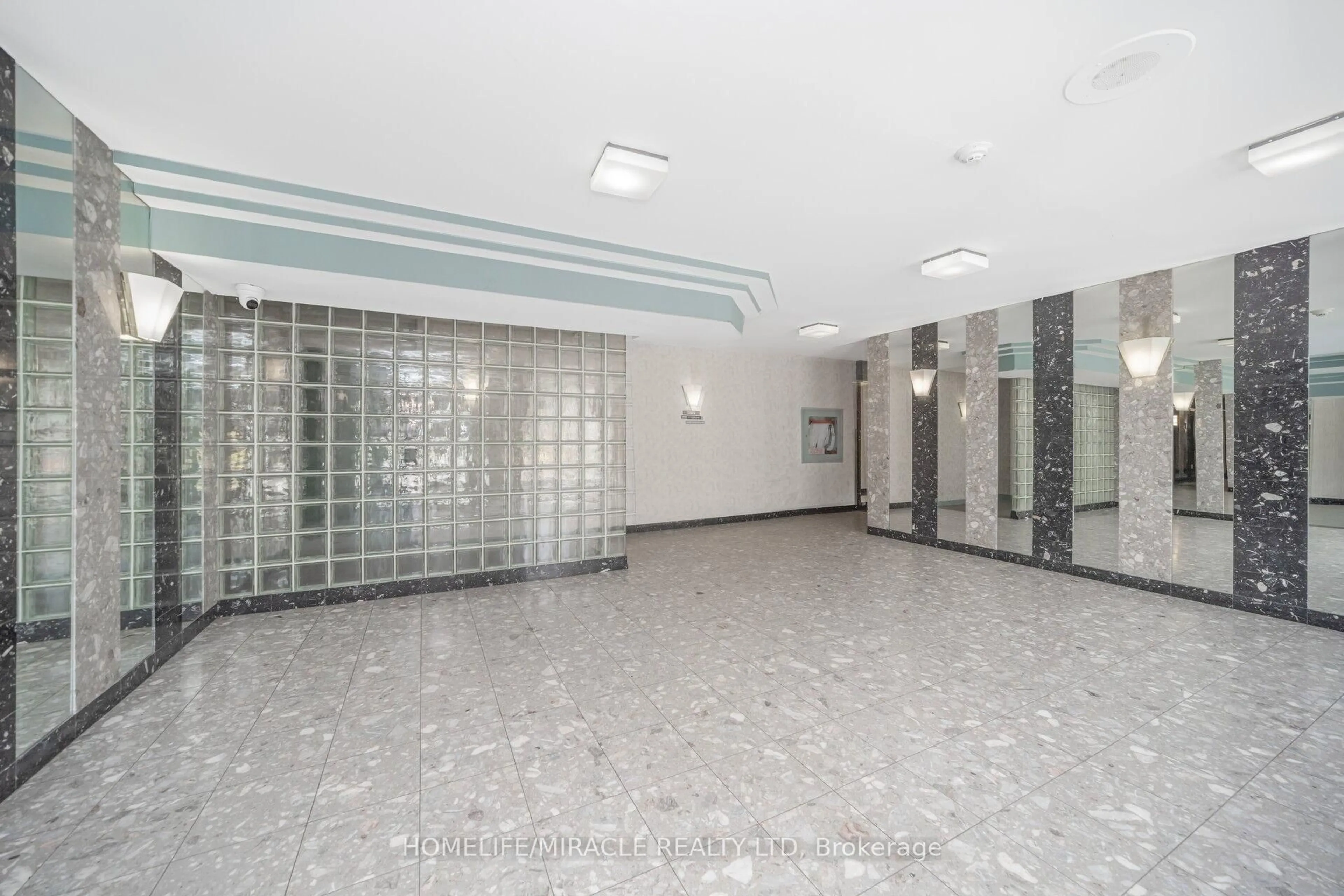 Indoor foyer for 3077 Weston Rd #1204, Toronto Ontario M9M 3A1
