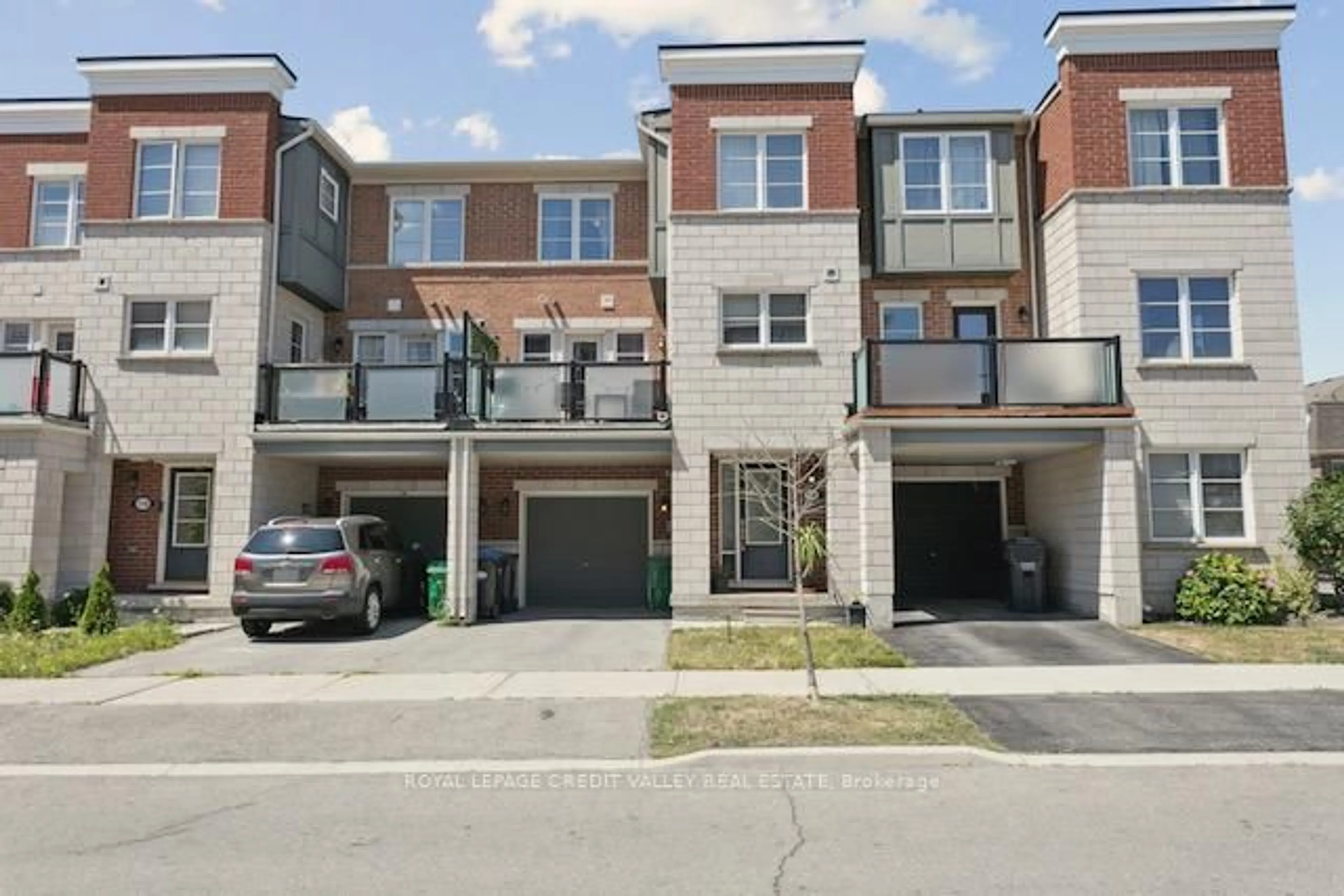 A pic from outside/outdoor area/front of a property/back of a property/a pic from drone, street for 118 Baycliffe Cres, Brampton Ontario L7A 3Z4