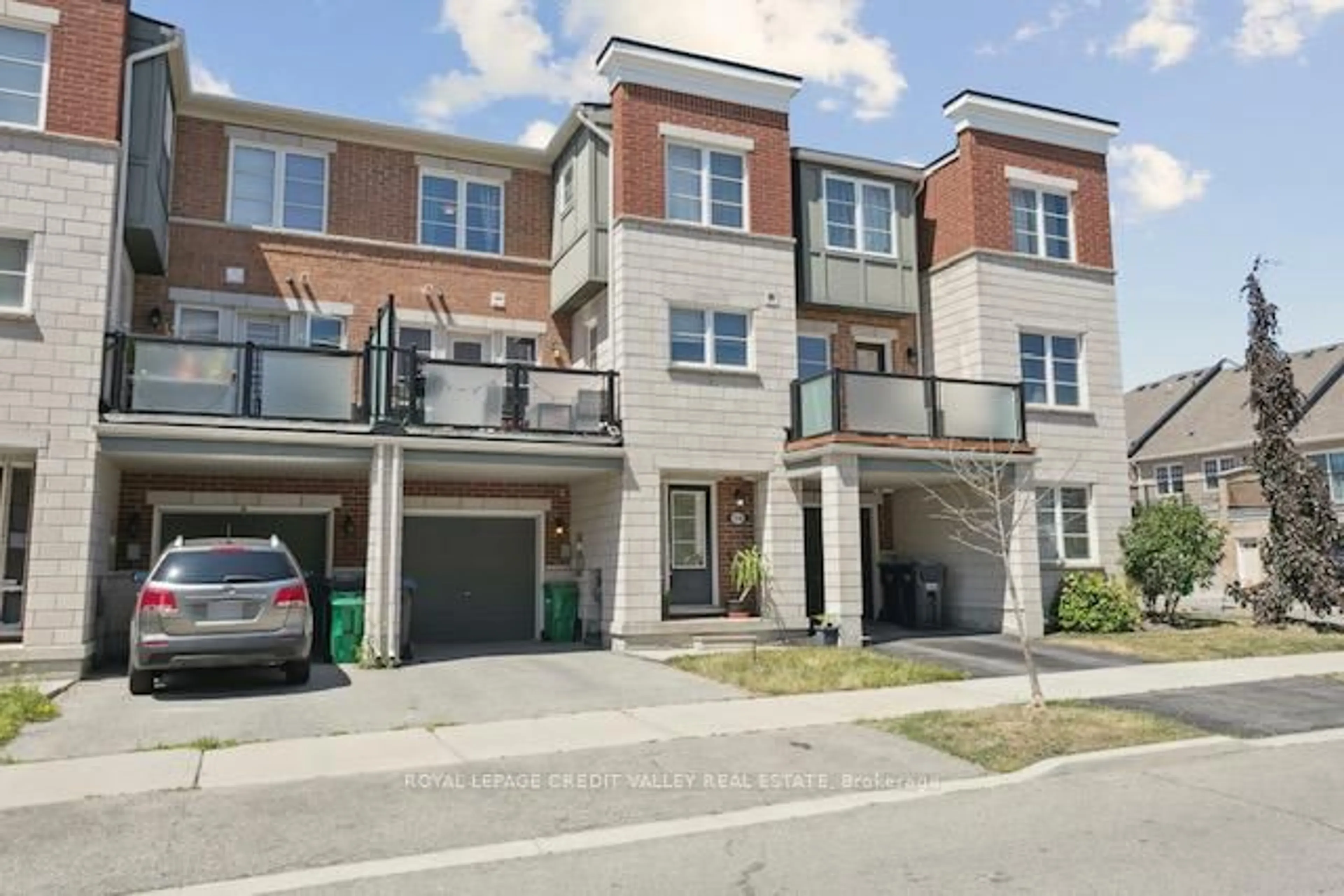 A pic from outside/outdoor area/front of a property/back of a property/a pic from drone, street for 118 Baycliffe Cres, Brampton Ontario L7A 3Z4