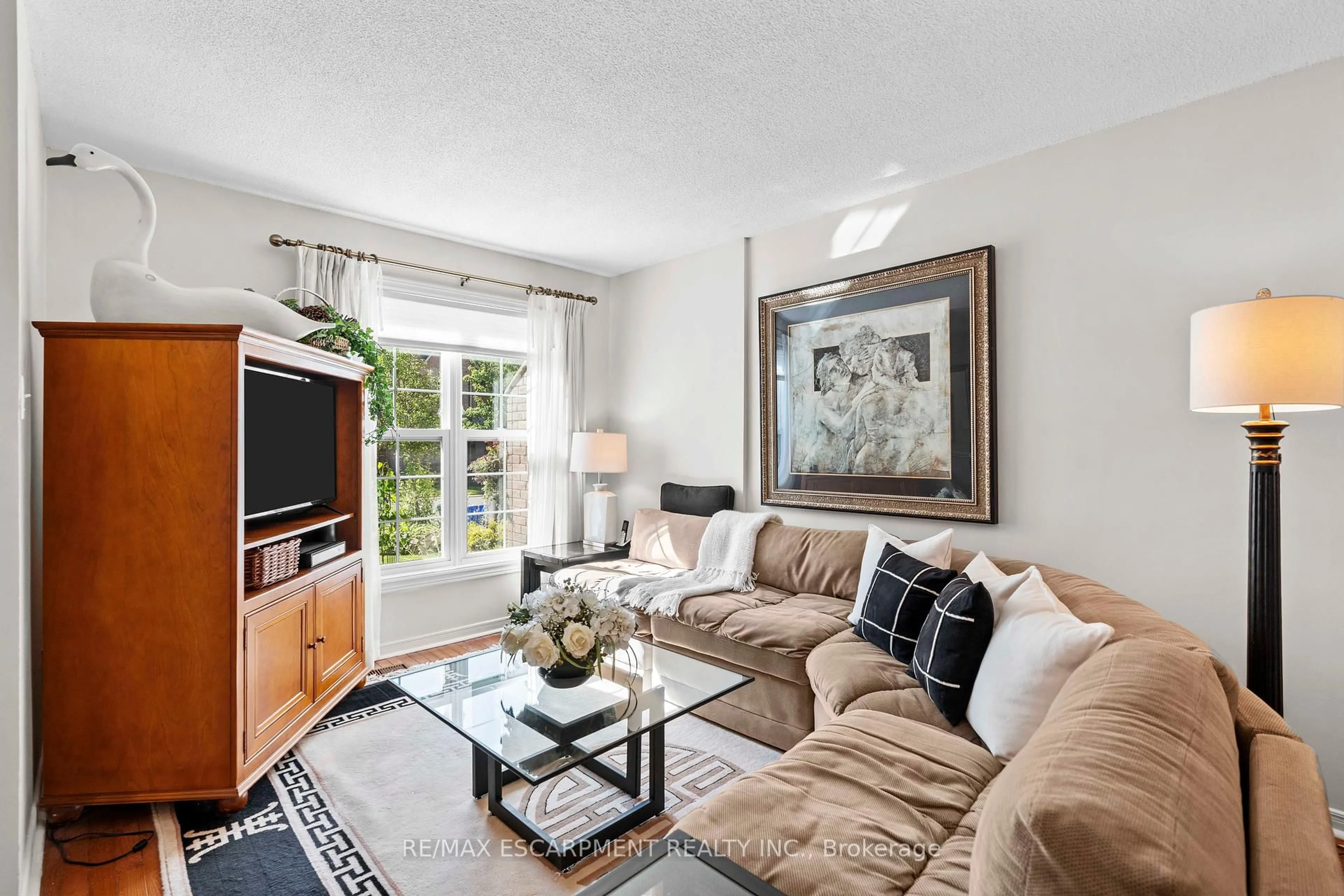 Living room with furniture, unknown for 2272 Mowat Ave ##56, Oakville Ontario L6H 5L8