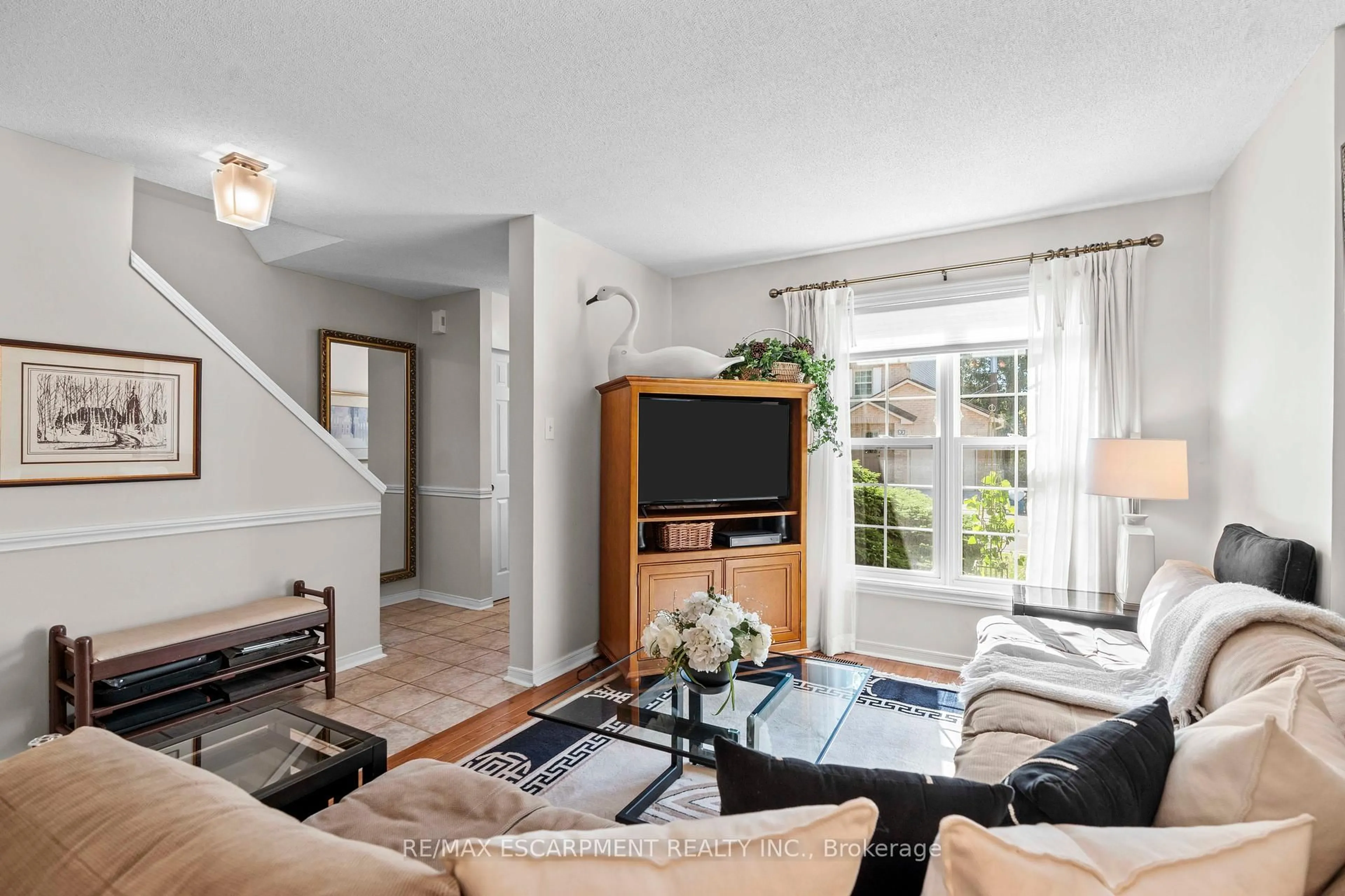 Living room with furniture, unknown for 2272 Mowat Ave ##56, Oakville Ontario L6H 5L8