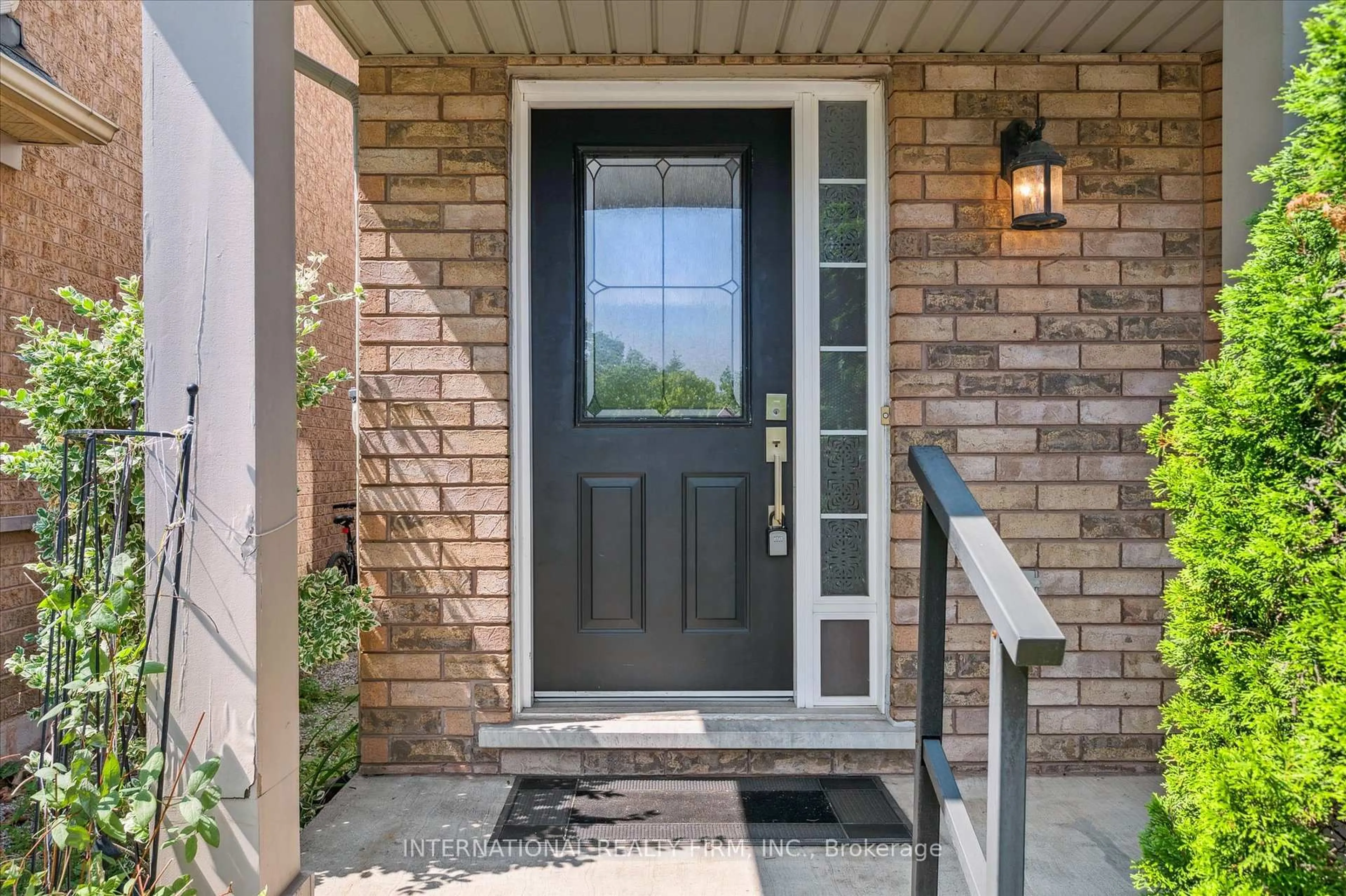 Indoor entryway for 2348 Proudfoot Tr, Oakville Ontario L6M 3Y2
