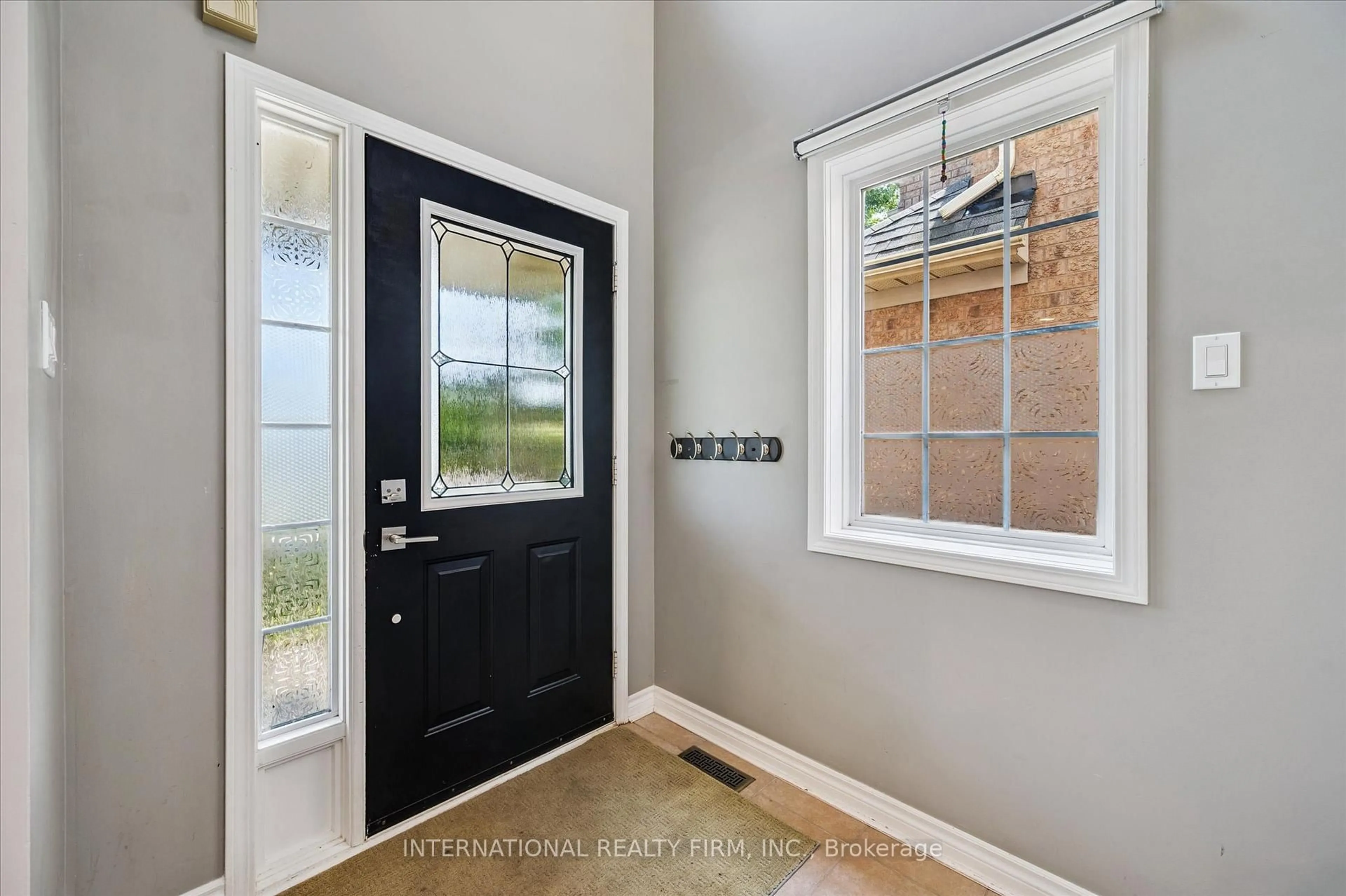 Indoor entryway for 2348 Proudfoot Tr, Oakville Ontario L6M 3Y2