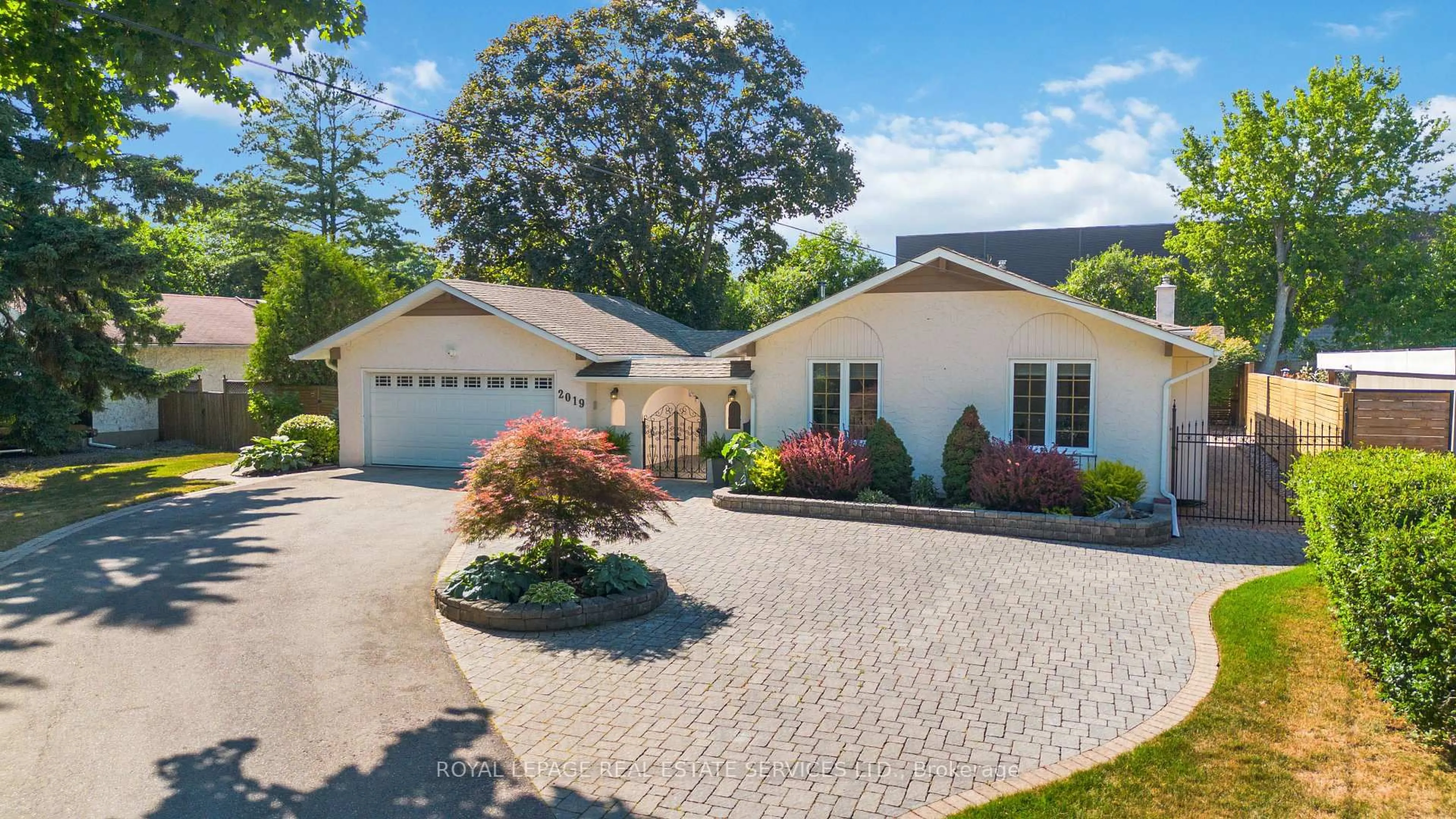 A pic from outside/outdoor area/front of a property/back of a property/a pic from drone, street for 2019 Lakeshore Rd, Oakville Ontario L6L 1G6