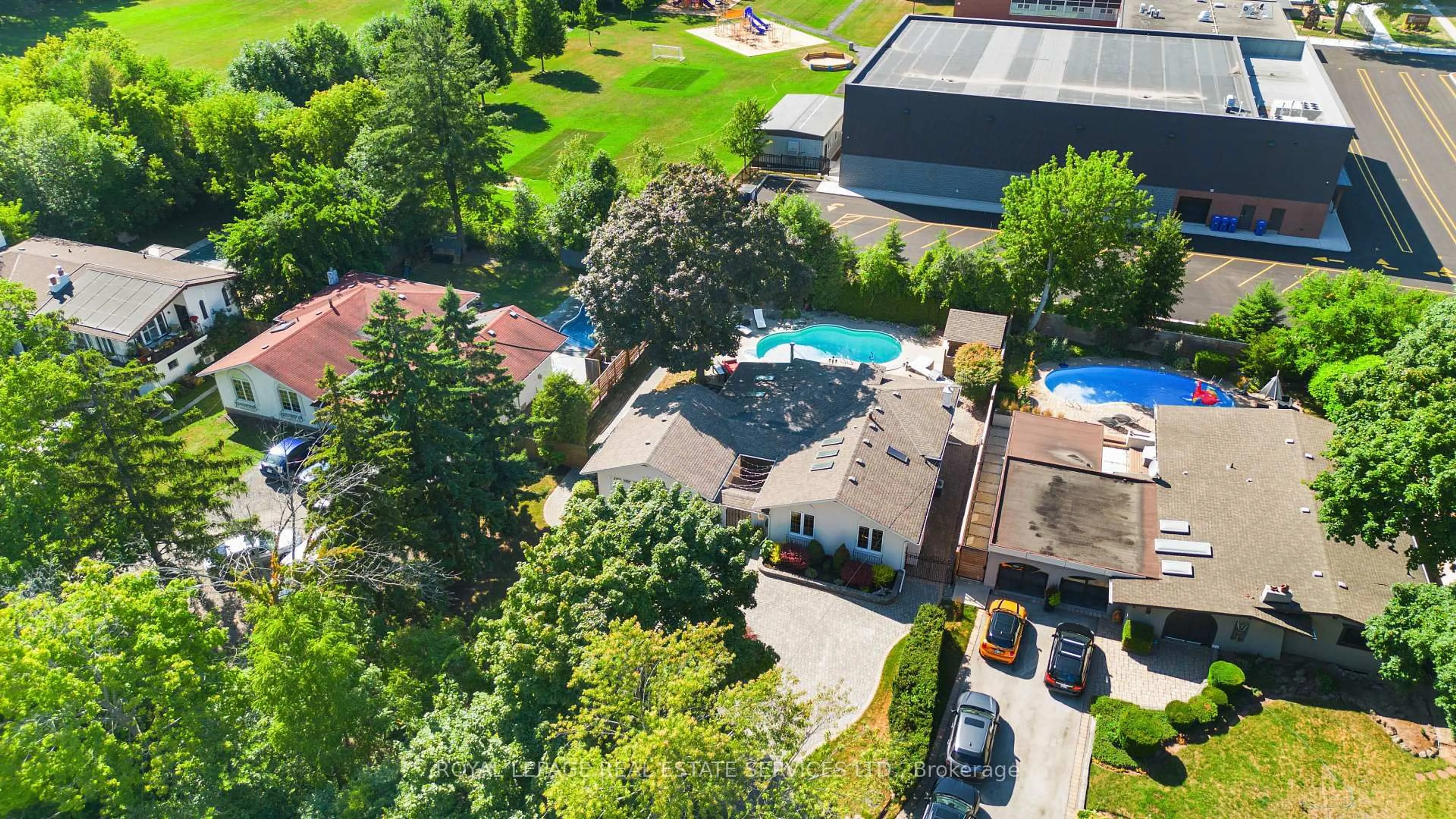 A pic from outside/outdoor area/front of a property/back of a property/a pic from drone, unknown for 2019 Lakeshore Rd, Oakville Ontario L6L 1G6