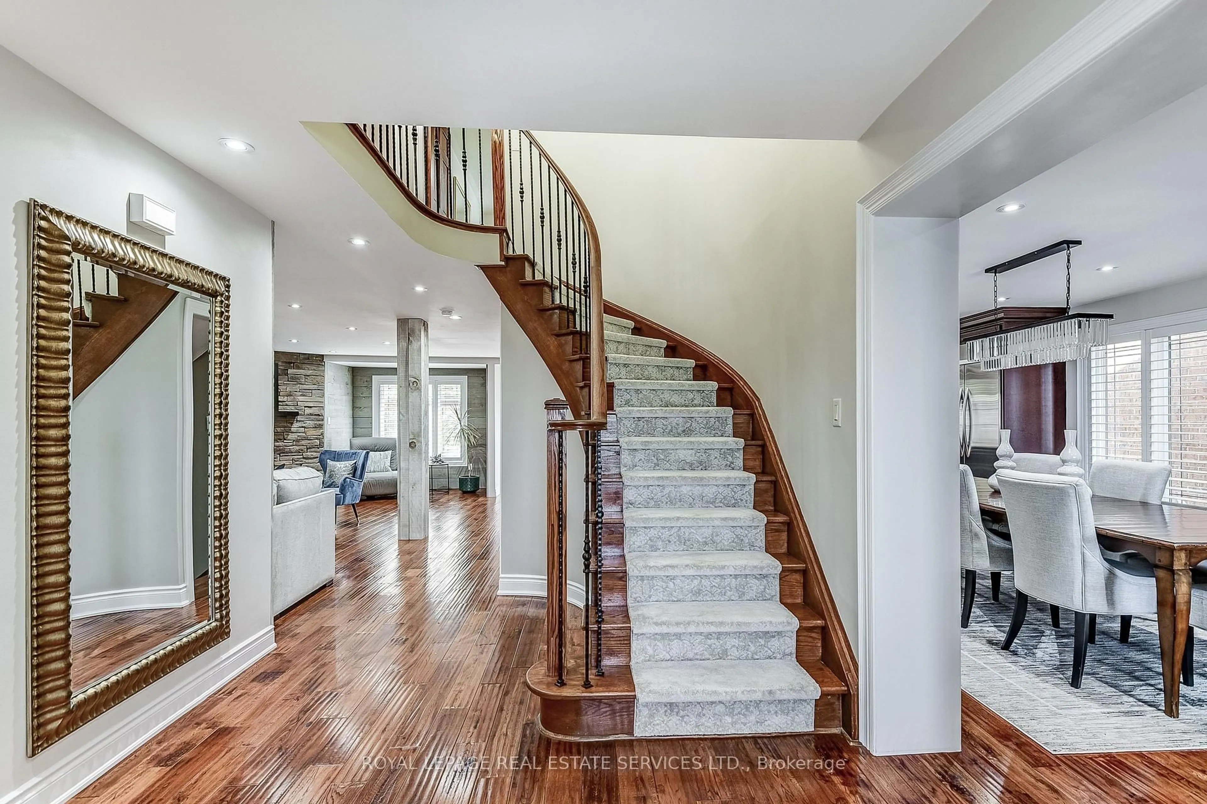 Stairs for 2783 Duncairn Dr, Mississauga Ontario L5M 5C6