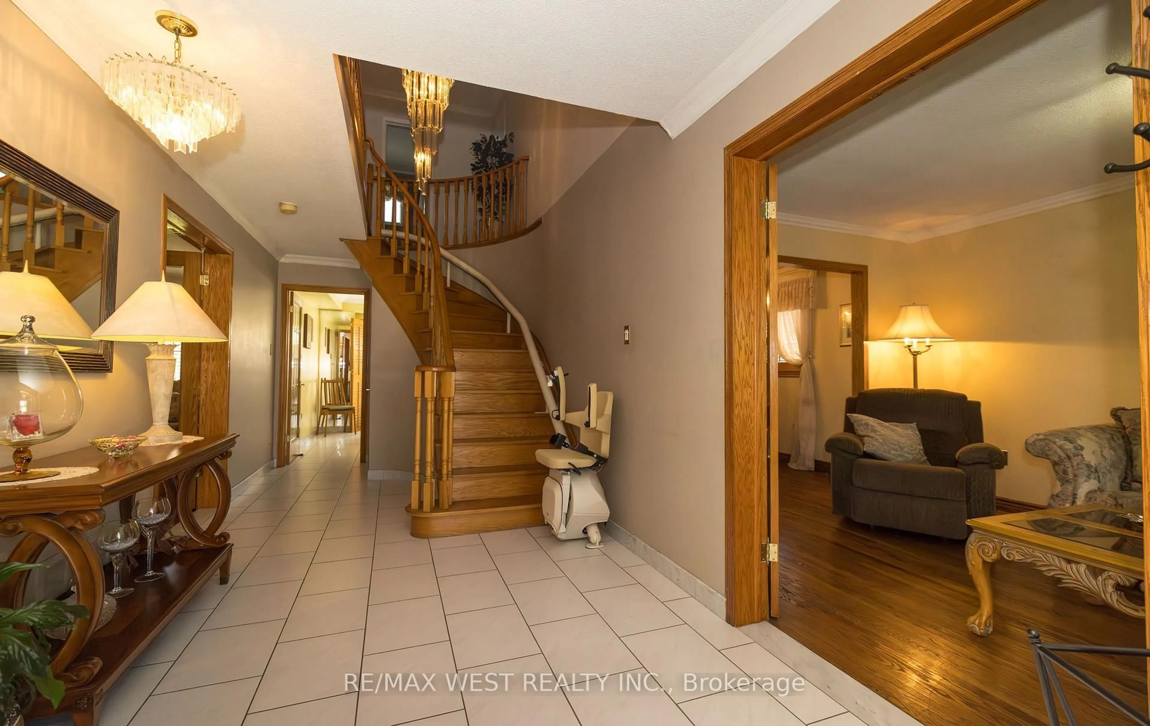 Indoor foyer for 52 Amantine Cres, Brampton Ontario L6W 4A1