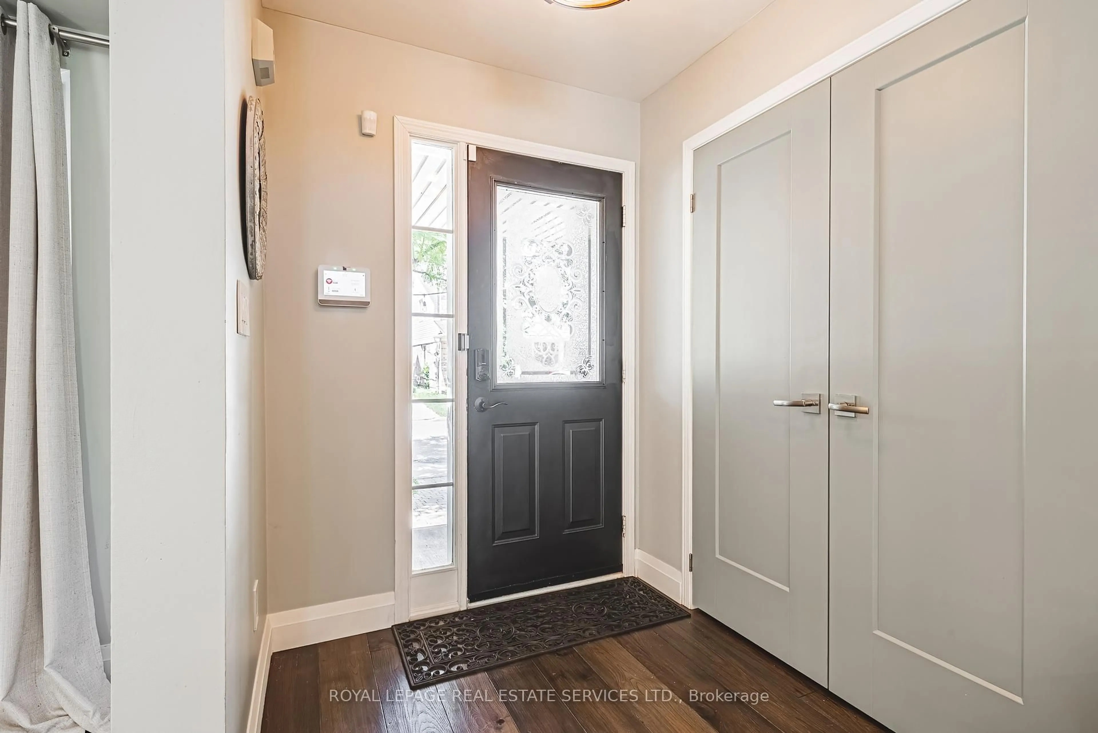 Indoor entryway for 5604 Thorn Lane, Burlington Ontario L7L 6T5