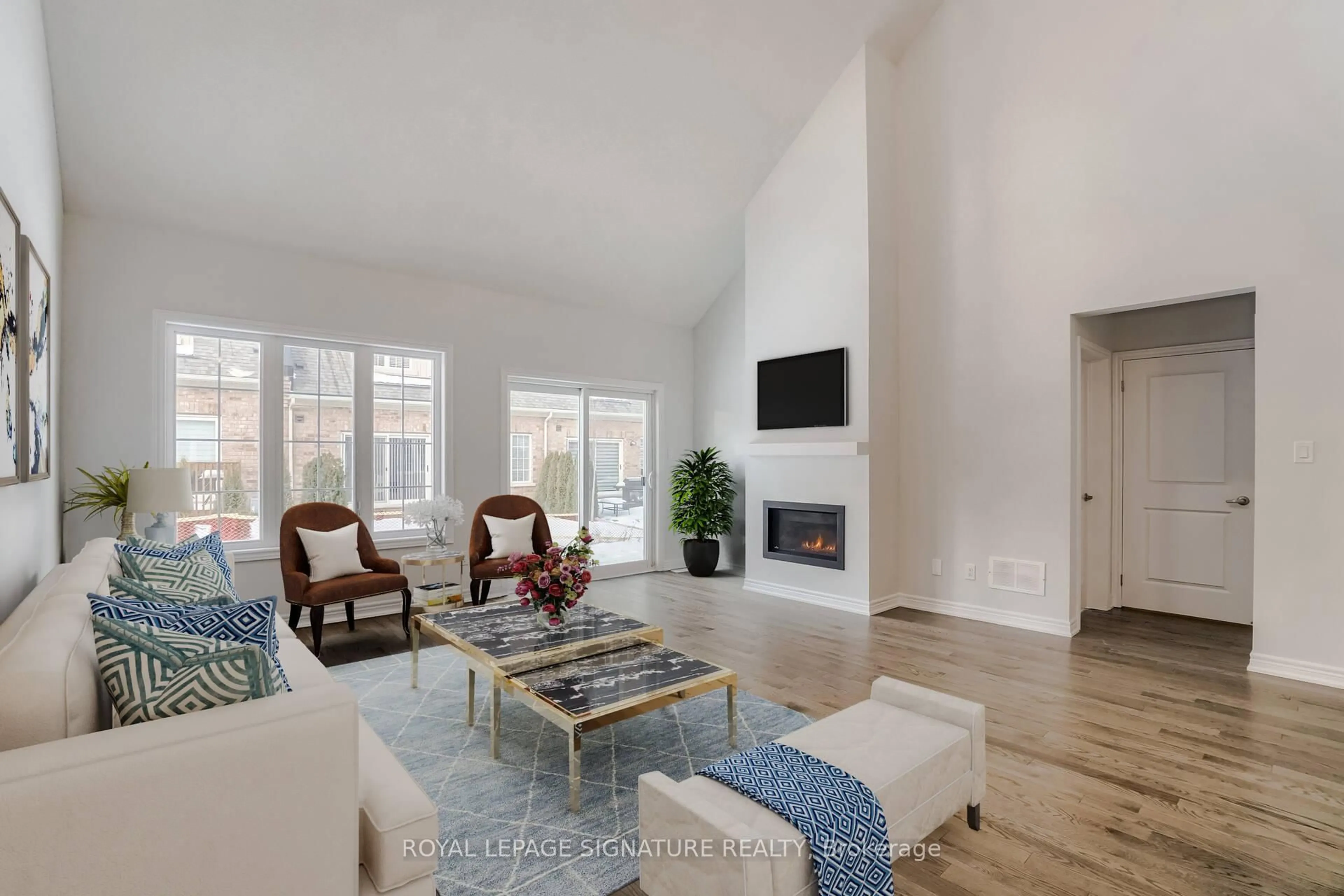Living room with furniture, unknown for 41 Overlea Dr, Brampton Ontario L6R 4B8