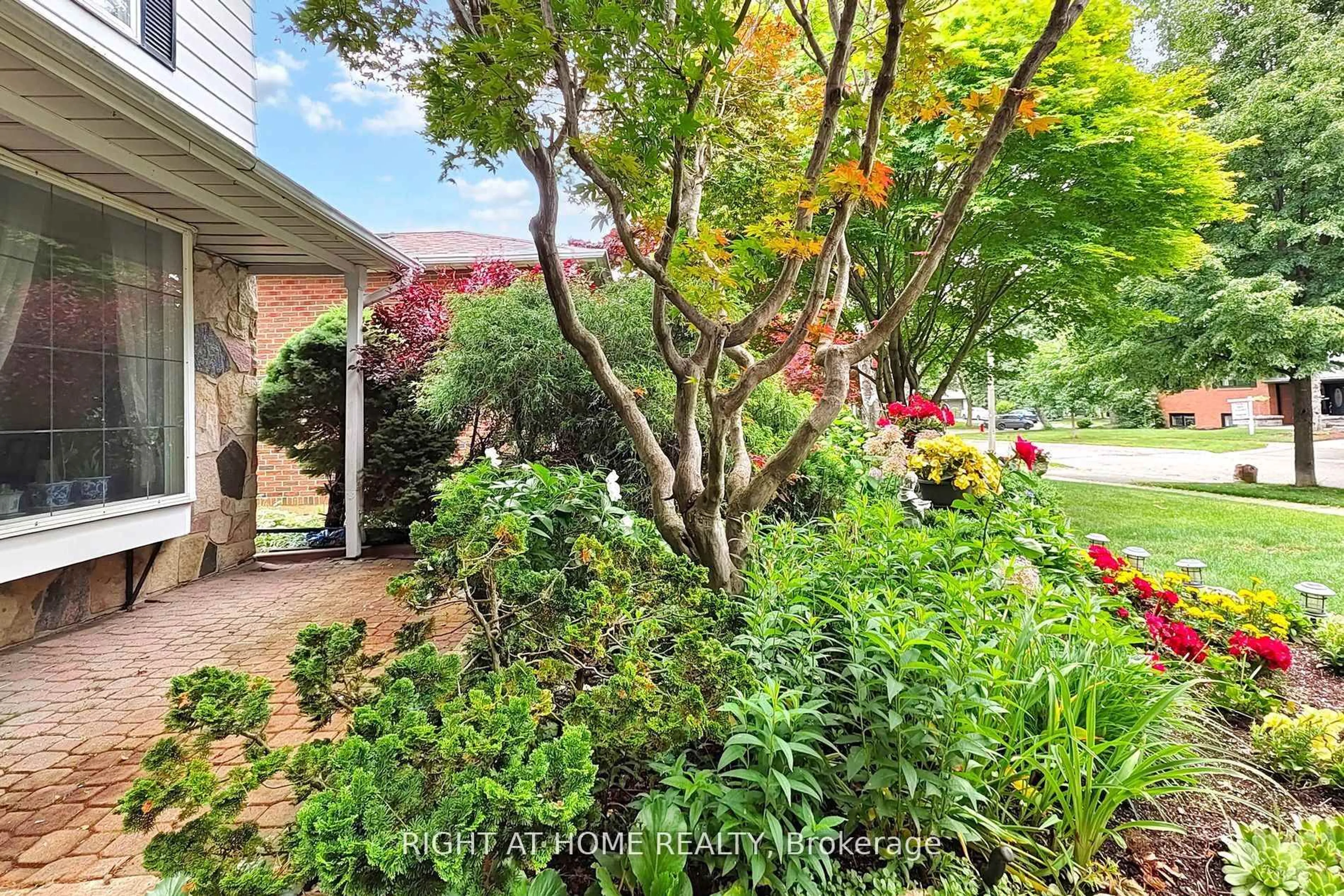 Unknown for 1924 Steepbank Cres, Mississauga Ontario L4X 1T8
