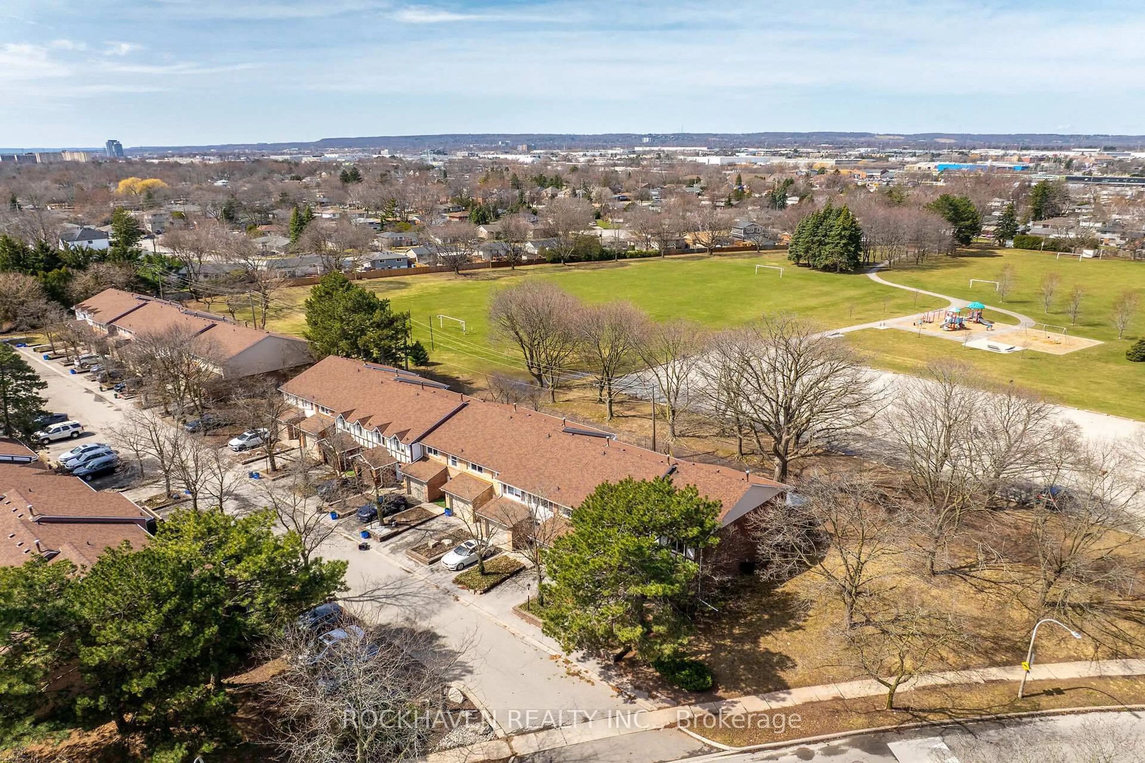 A pic from outside/outdoor area/front of a property/back of a property/a pic from drone, unknown for 4201 Longmoor Dr #2, Burlington Ontario L7L 5J9