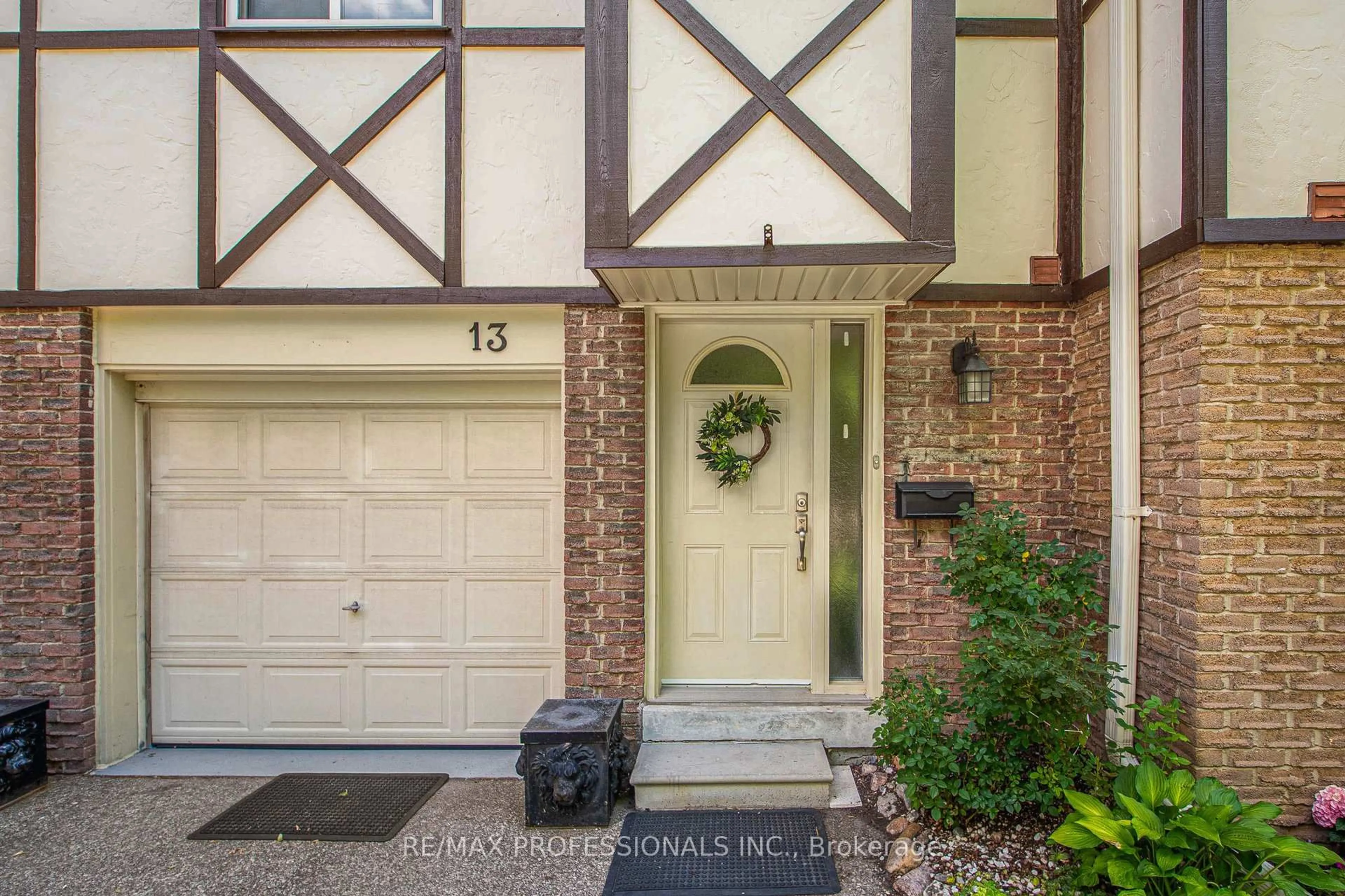 Indoor entryway for 1485 Gulleden Dr #13, Mississauga Ontario L4X 2T2