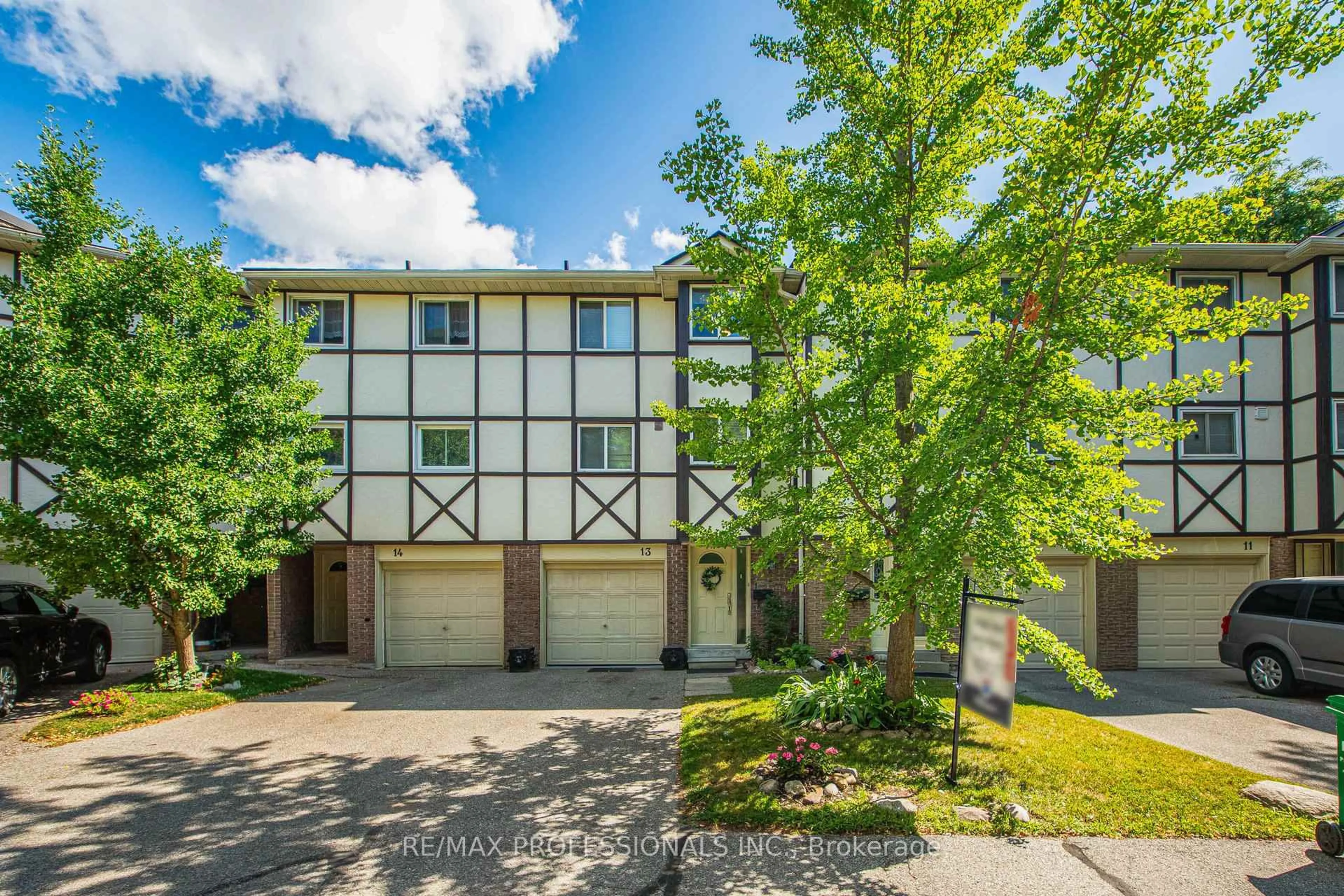 A pic from outside/outdoor area/front of a property/back of a property/a pic from drone, street for 1485 Gulleden Dr #13, Mississauga Ontario L4X 2T2