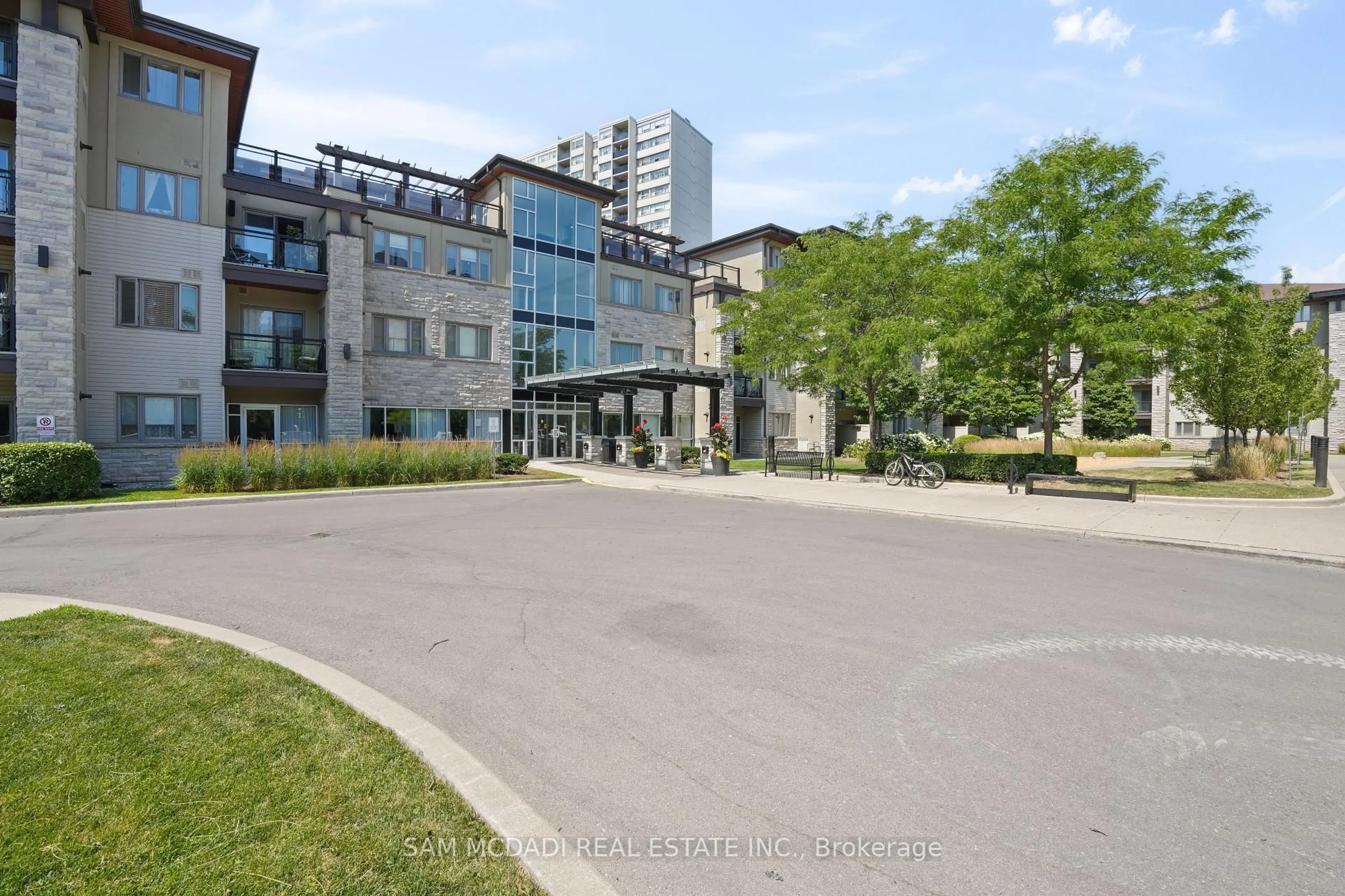 Patio, building for 570 Lolita Gdns #131, Mississauga Ontario L5A 0A1