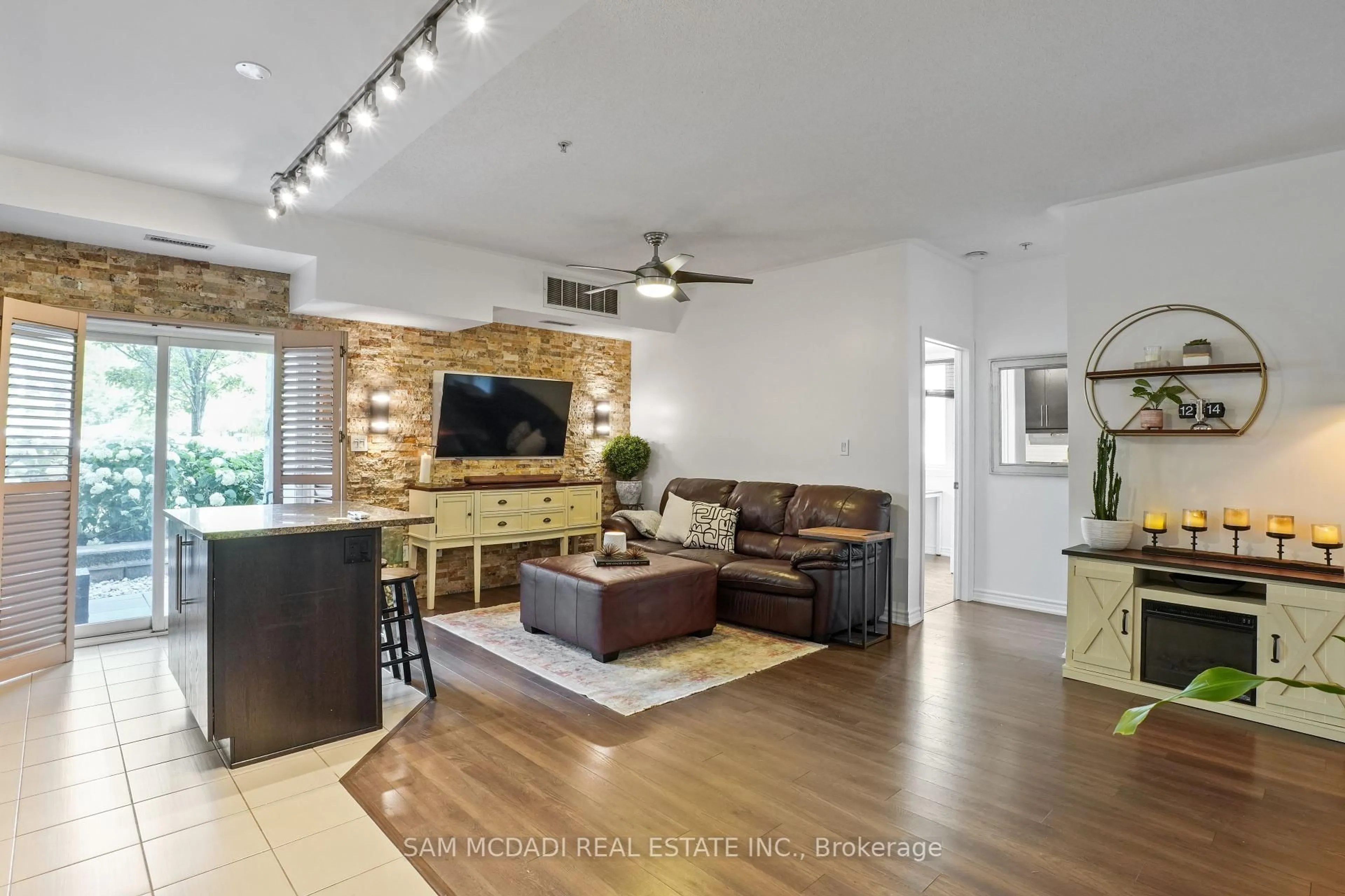 Living room with furniture, unknown for 570 Lolita Gdns #131, Mississauga Ontario L5A 0A1