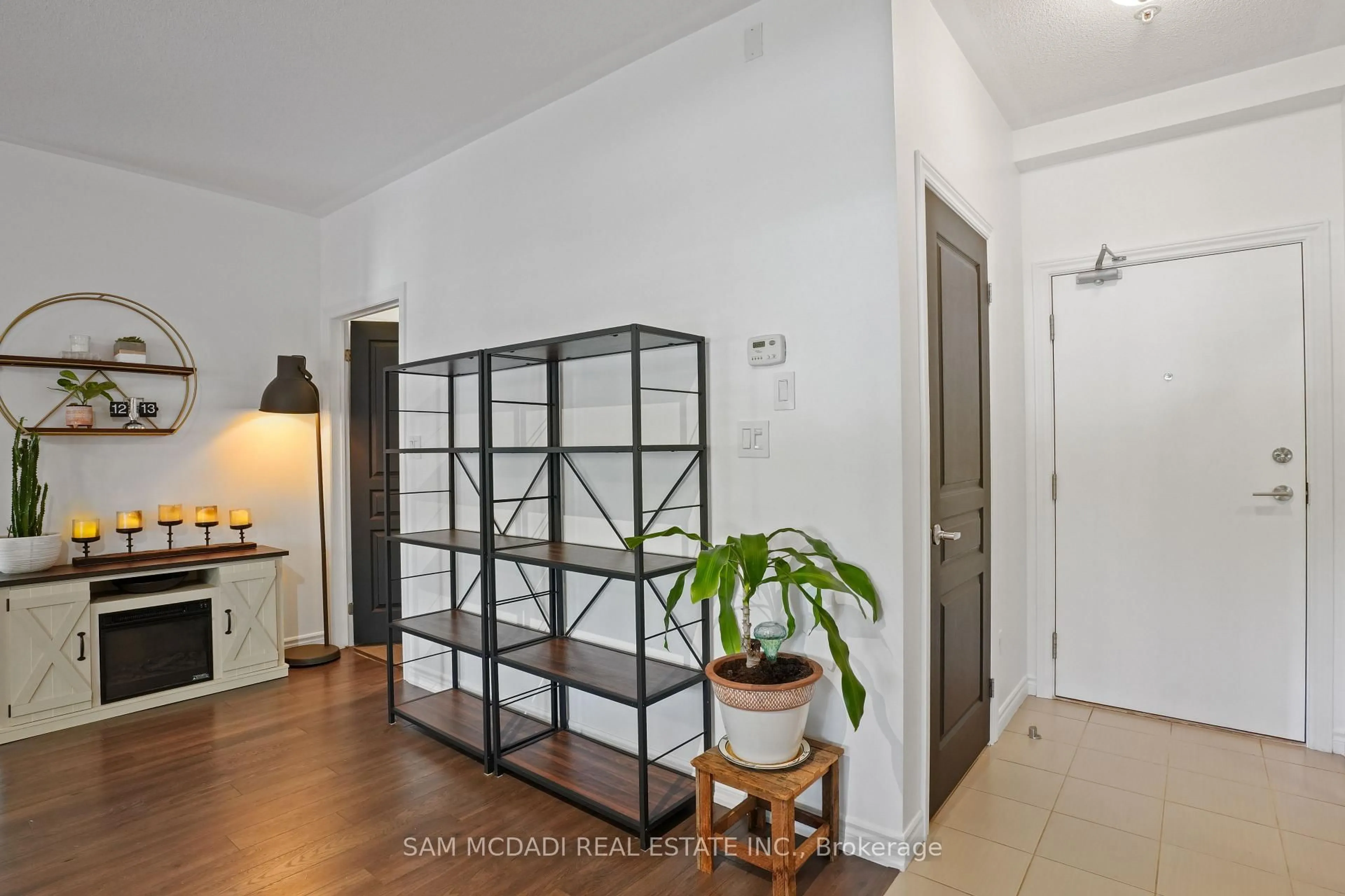 Indoor entryway for 570 Lolita Gdns #131, Mississauga Ontario L5A 0A1