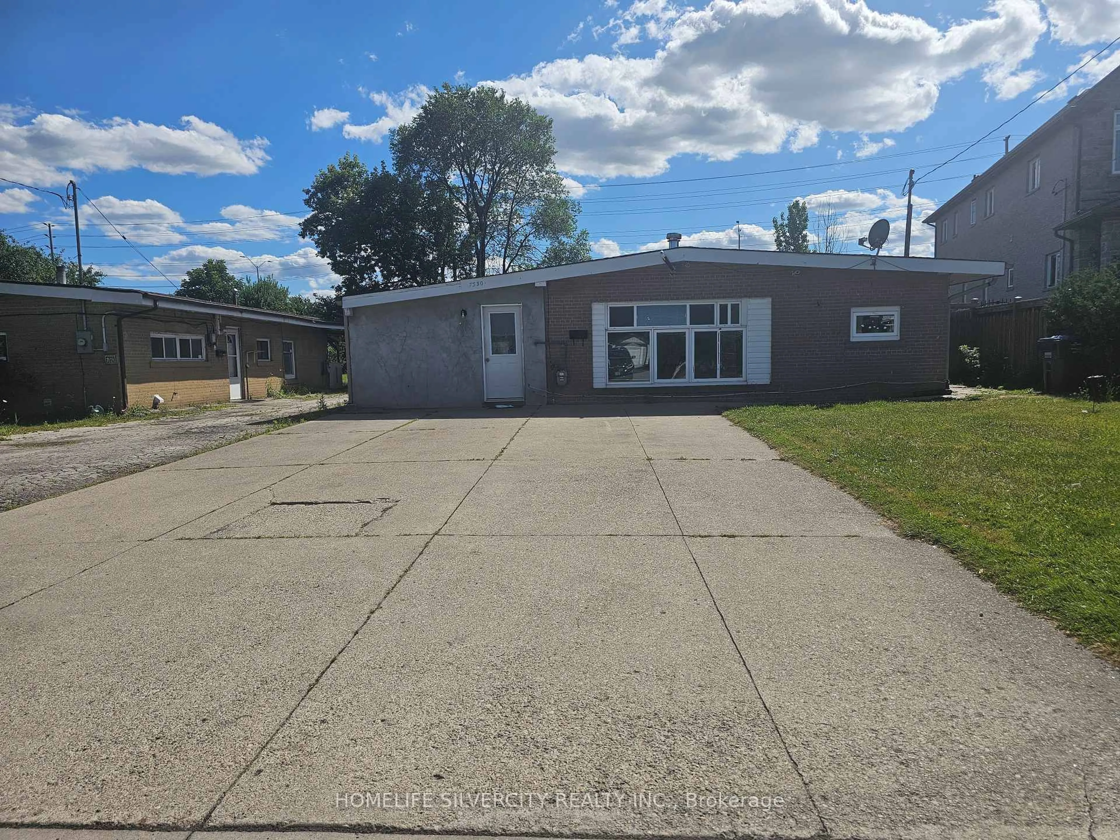A pic from outside/outdoor area/front of a property/back of a property/a pic from drone, unknown for 7530 Redstone Rd, Mississauga Ontario L4T 2B8