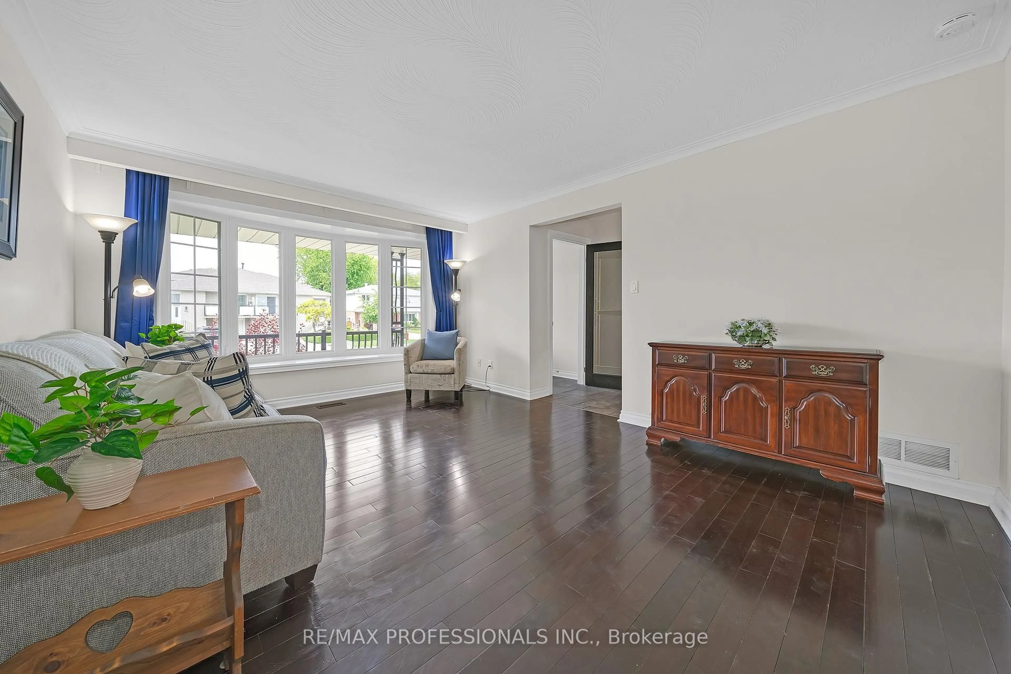 Living room with furniture, wood/laminate floor for 3561 Haven Glenn, Mississauga Ontario L4X 1X6