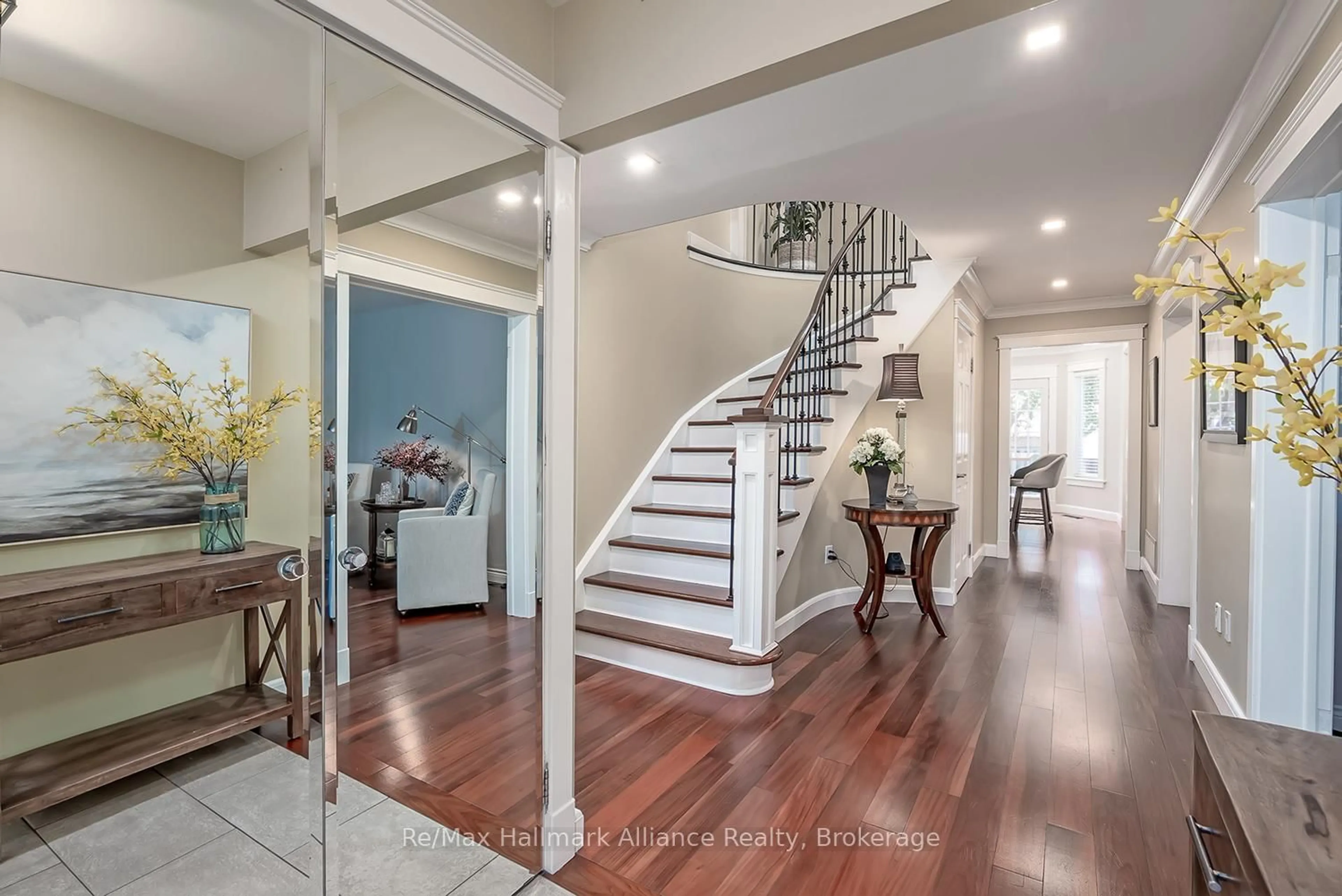 Indoor entryway for 7172 Baywood Crt, Mississauga Ontario L5N 5N5