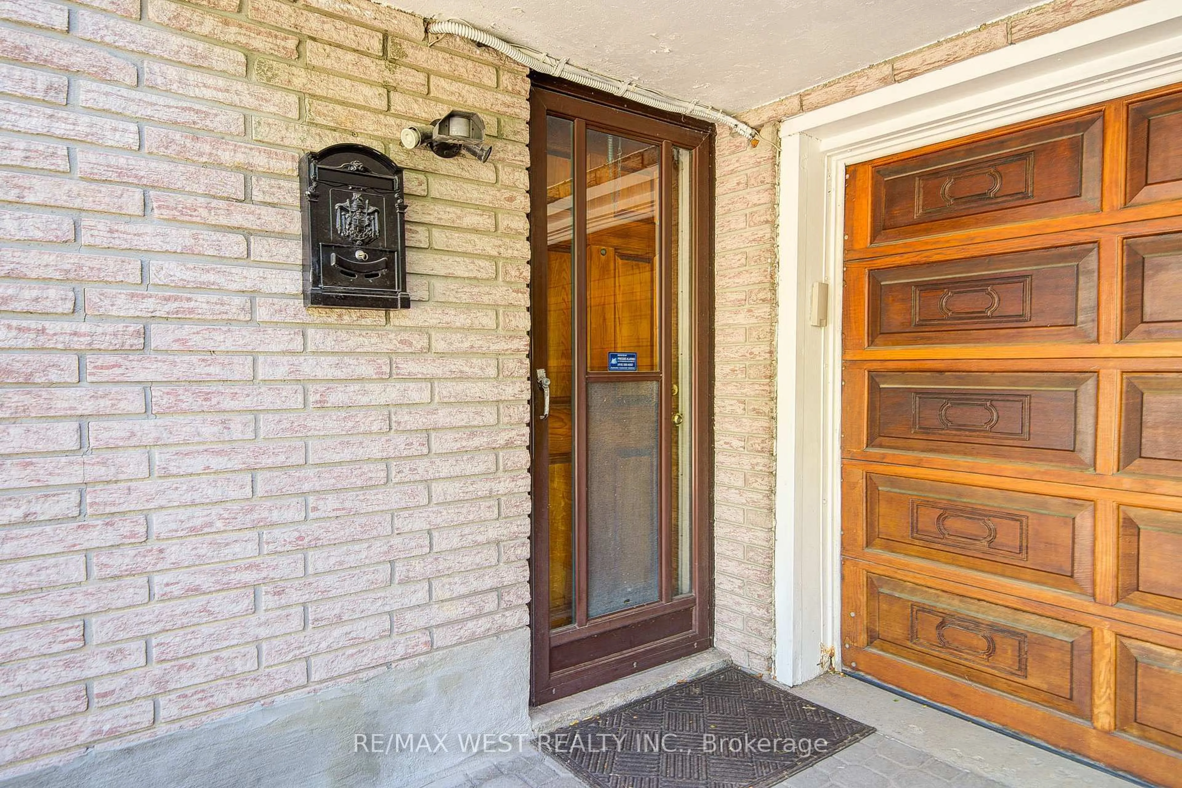 Indoor entryway for 85 Downsview Ave, Toronto Ontario M3M 1E1